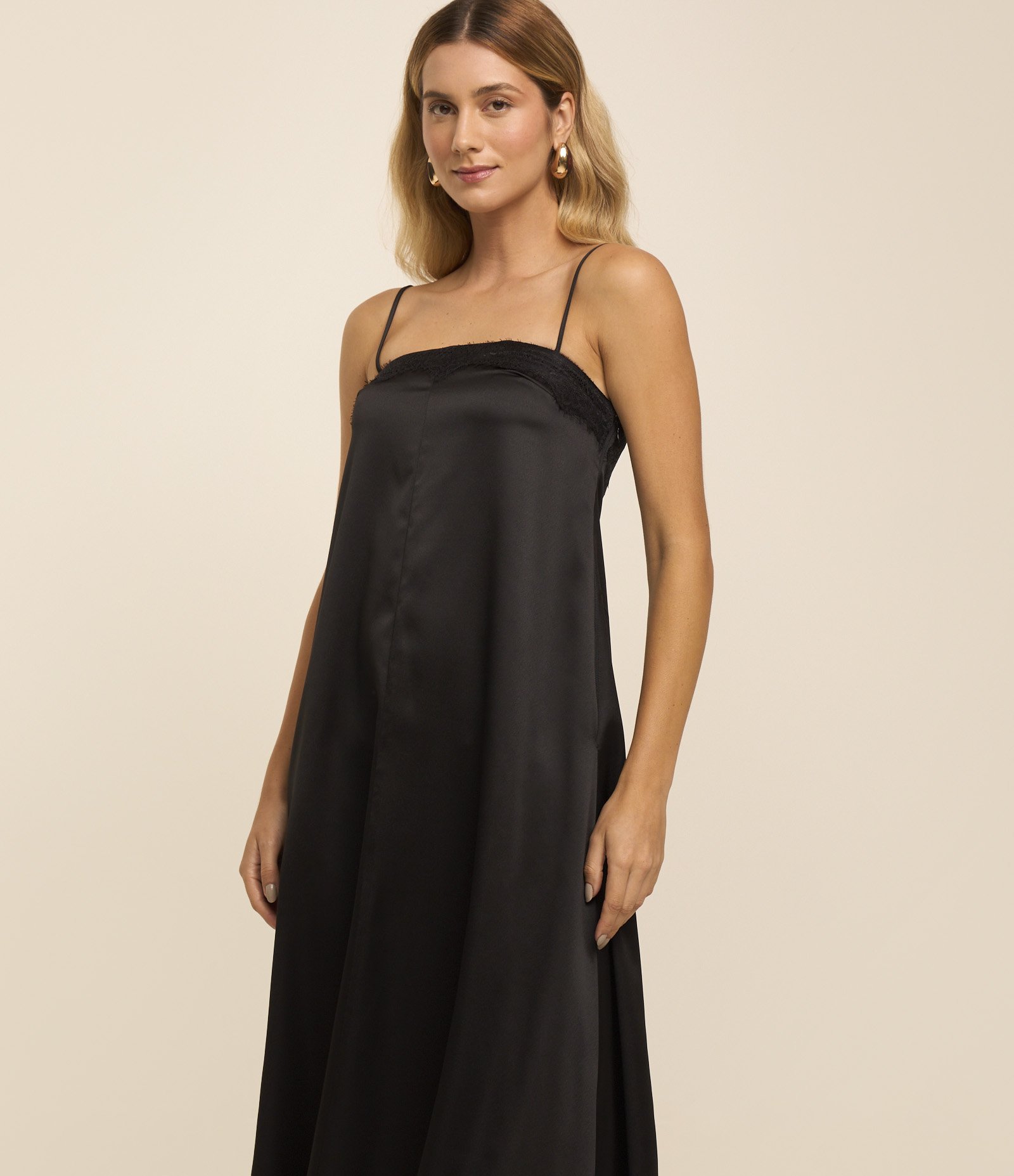 Vestido Midi Acetinado com Renda no Decote Cinza Chumbo 4