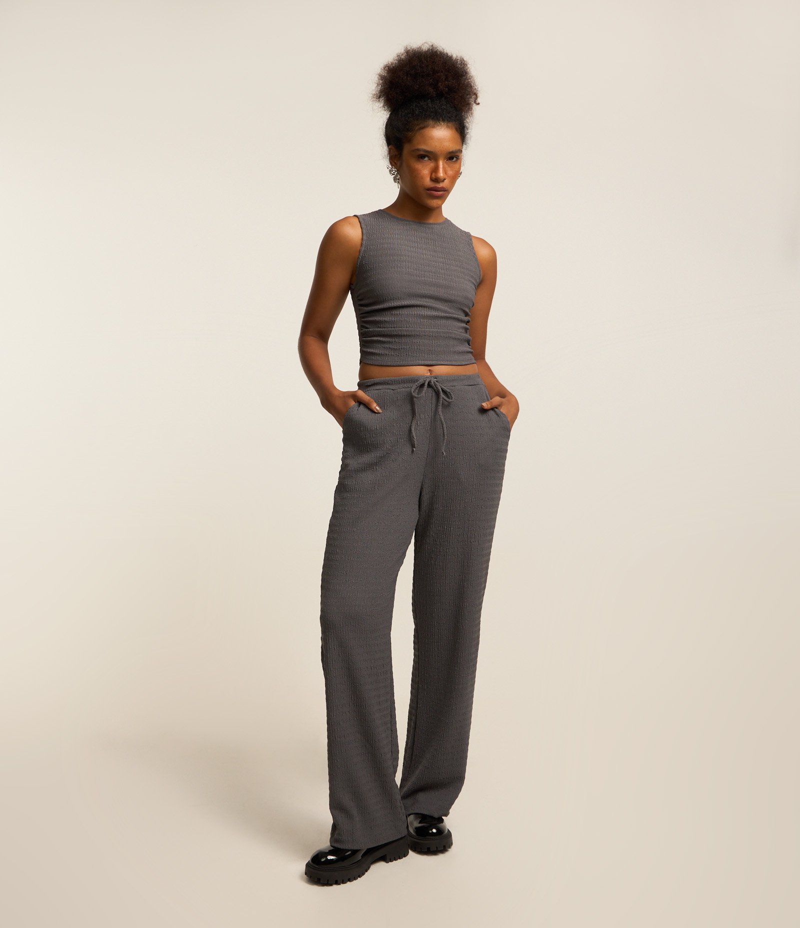 Calça Reta com Textura e Cós Elástico Cinza 1