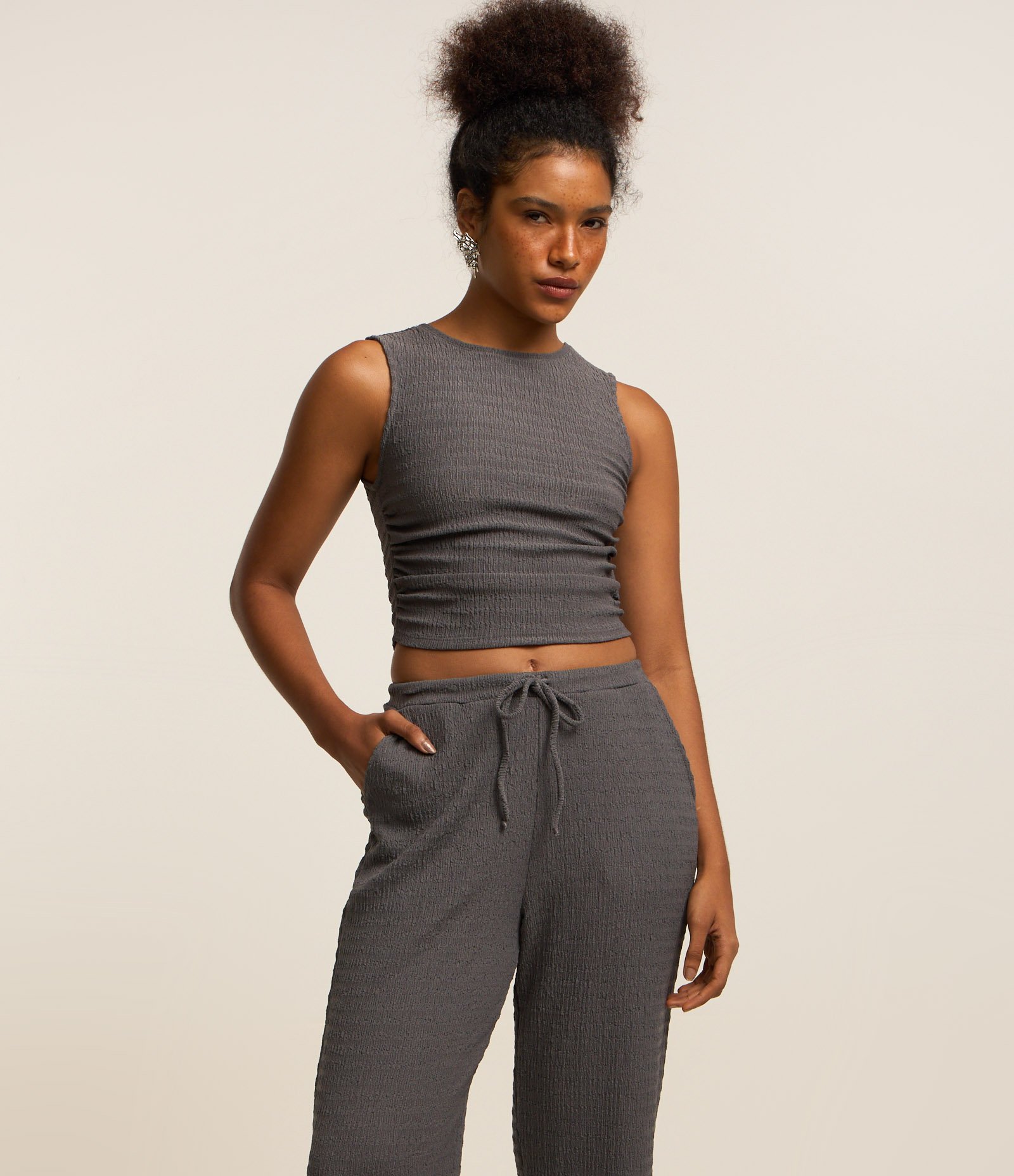 Calça Reta com Textura e Cós Elástico Cinza 2