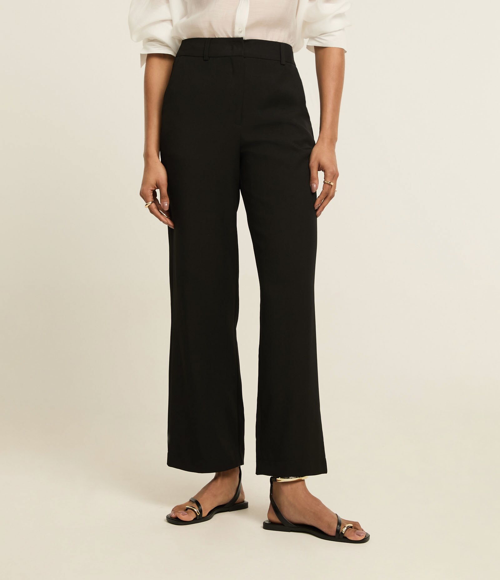 Calça Reta Alfaiatada com Ganchinho no Cós Preto 3