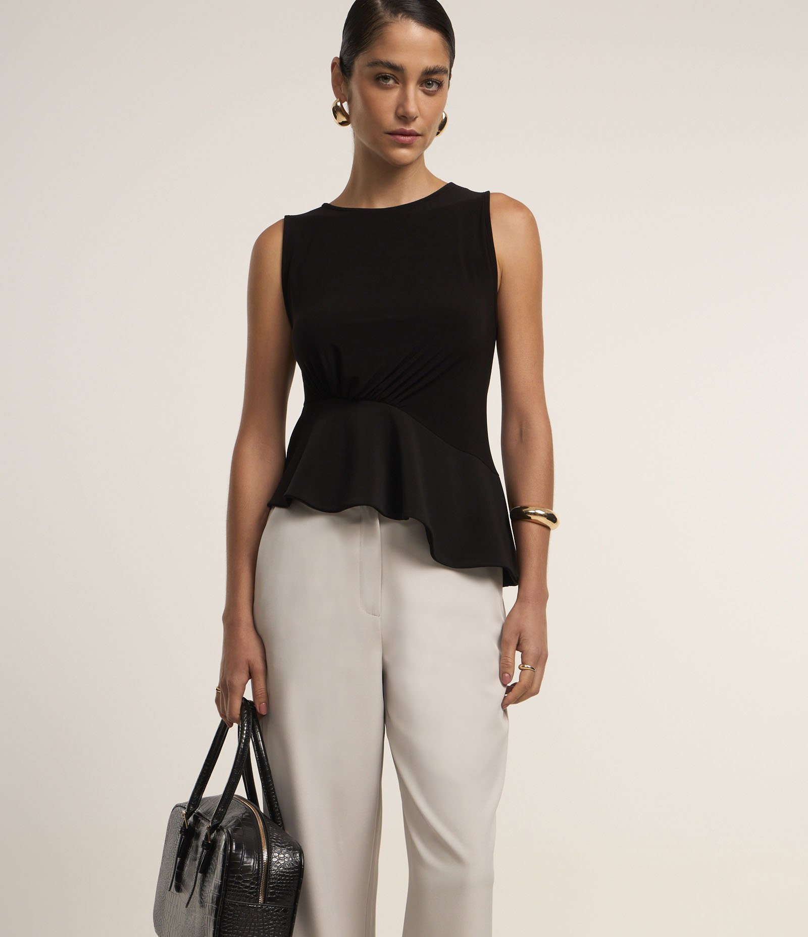 Calça Reta Alfaiatada com Ganchinho no Cós Cinza 2