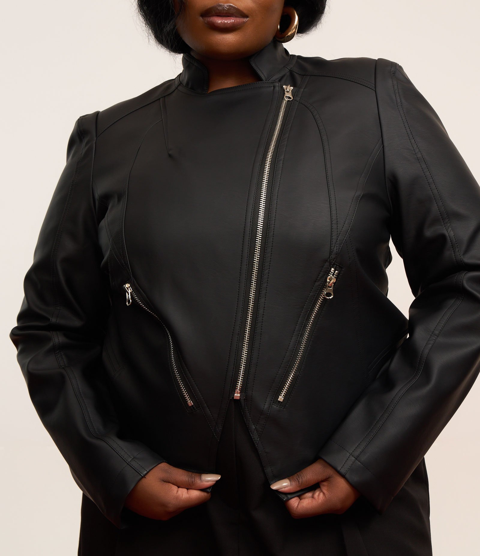 Jaqueta em Pu com Recortes Assimétricos Curve & Plus Size Preto 4