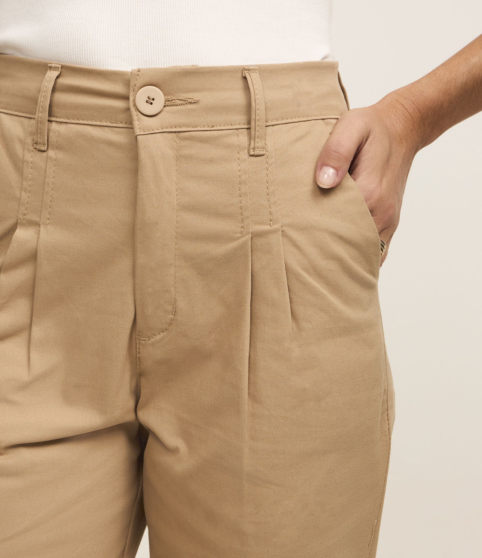 Calça Mom Jeans com Pregas Bege 4