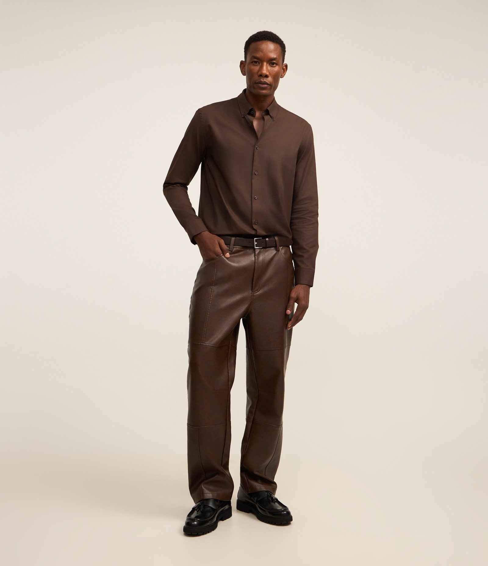 Camisa Regular Básica em Oxford Marrom 2