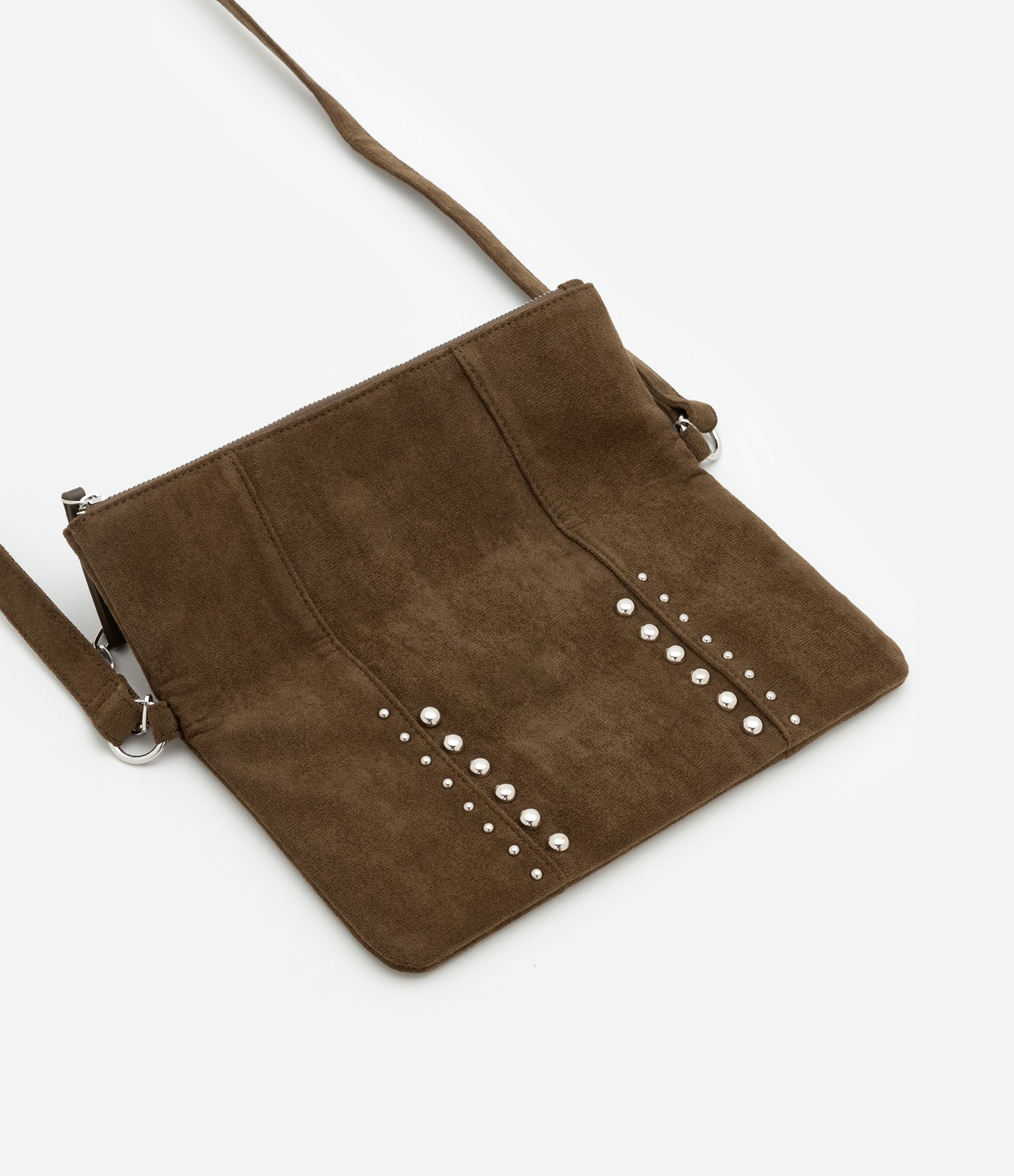 Bolsa Envelope Média com Alça Corrente e Tachinhas Aplicadas Marrom 4
