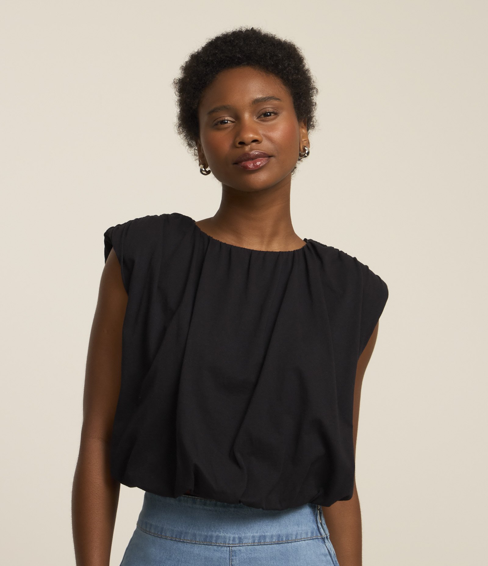 Blusa Cropped Balonê com Ombros Retos e Detalhes Drapeados Preto 1