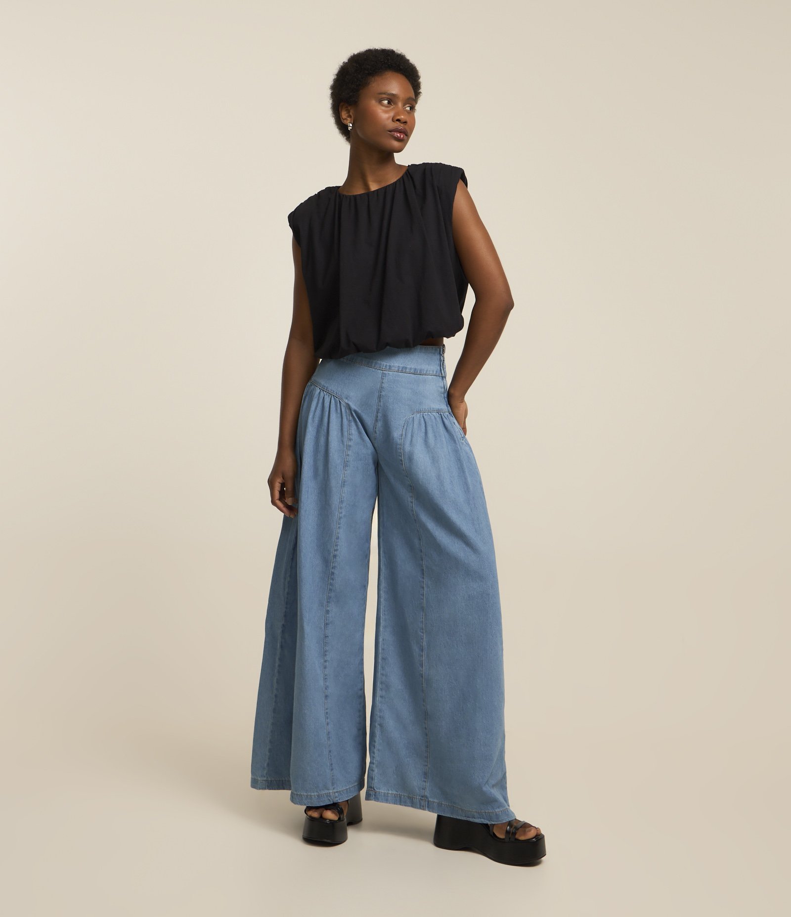 Blusa Cropped Balonê com Ombros Retos e Detalhes Drapeados Preto 2