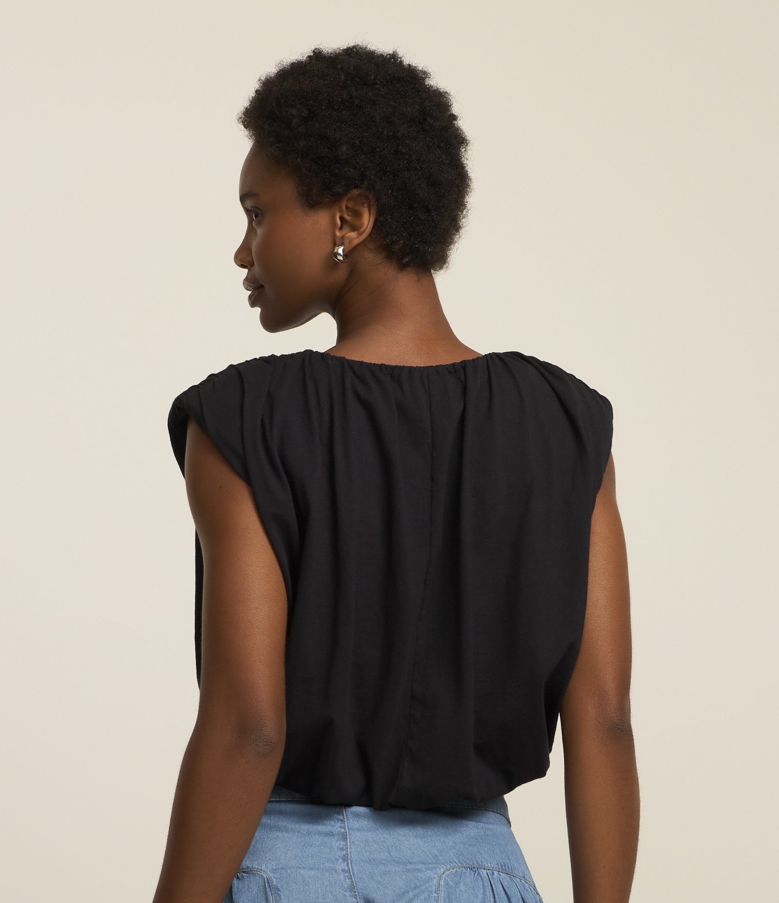 Blusa Cropped Balonê com Ombros Retos e Detalhes Drapeados Preto 3