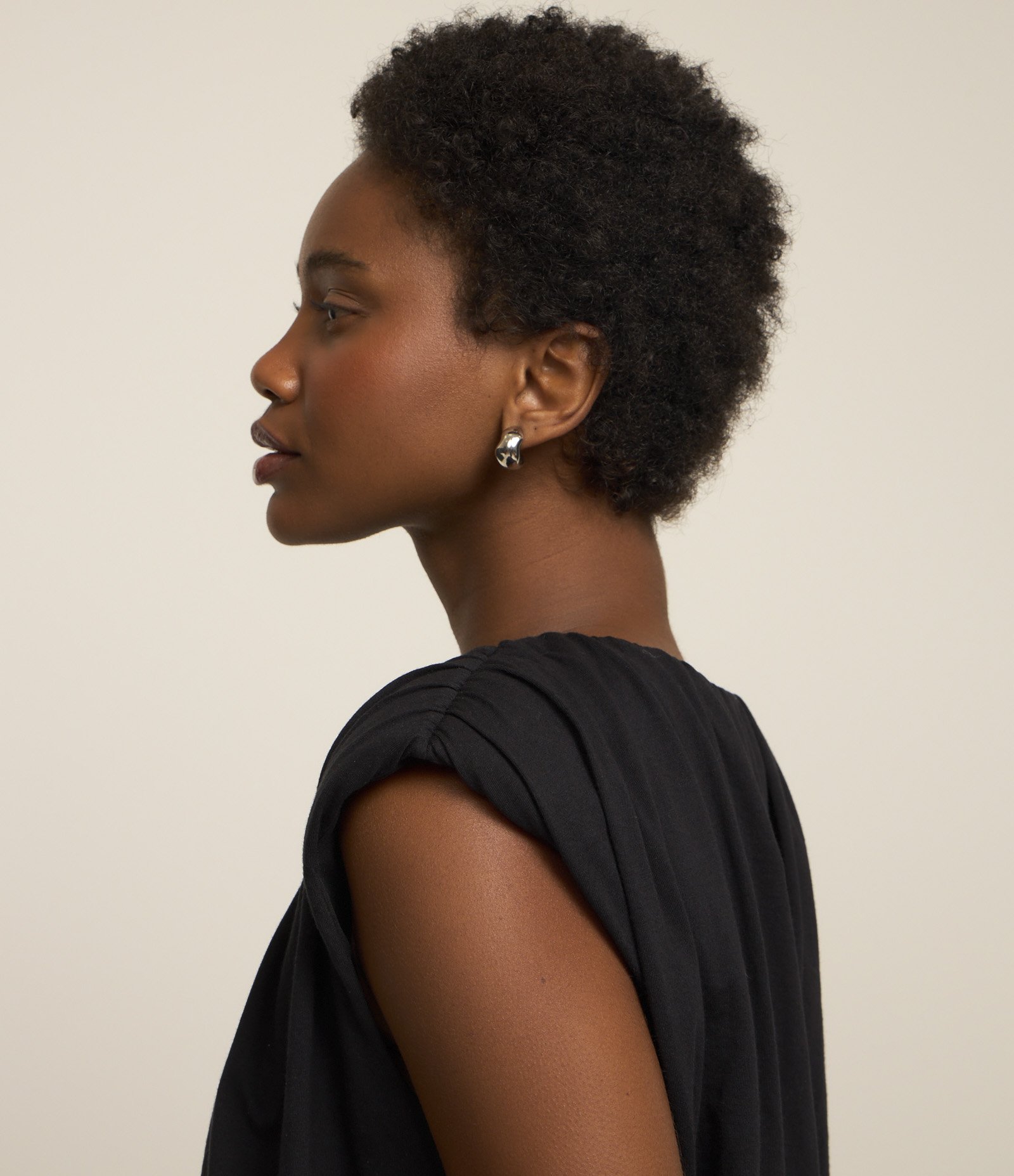 Blusa Cropped Balonê com Ombros Retos e Detalhes Drapeados Preto 4