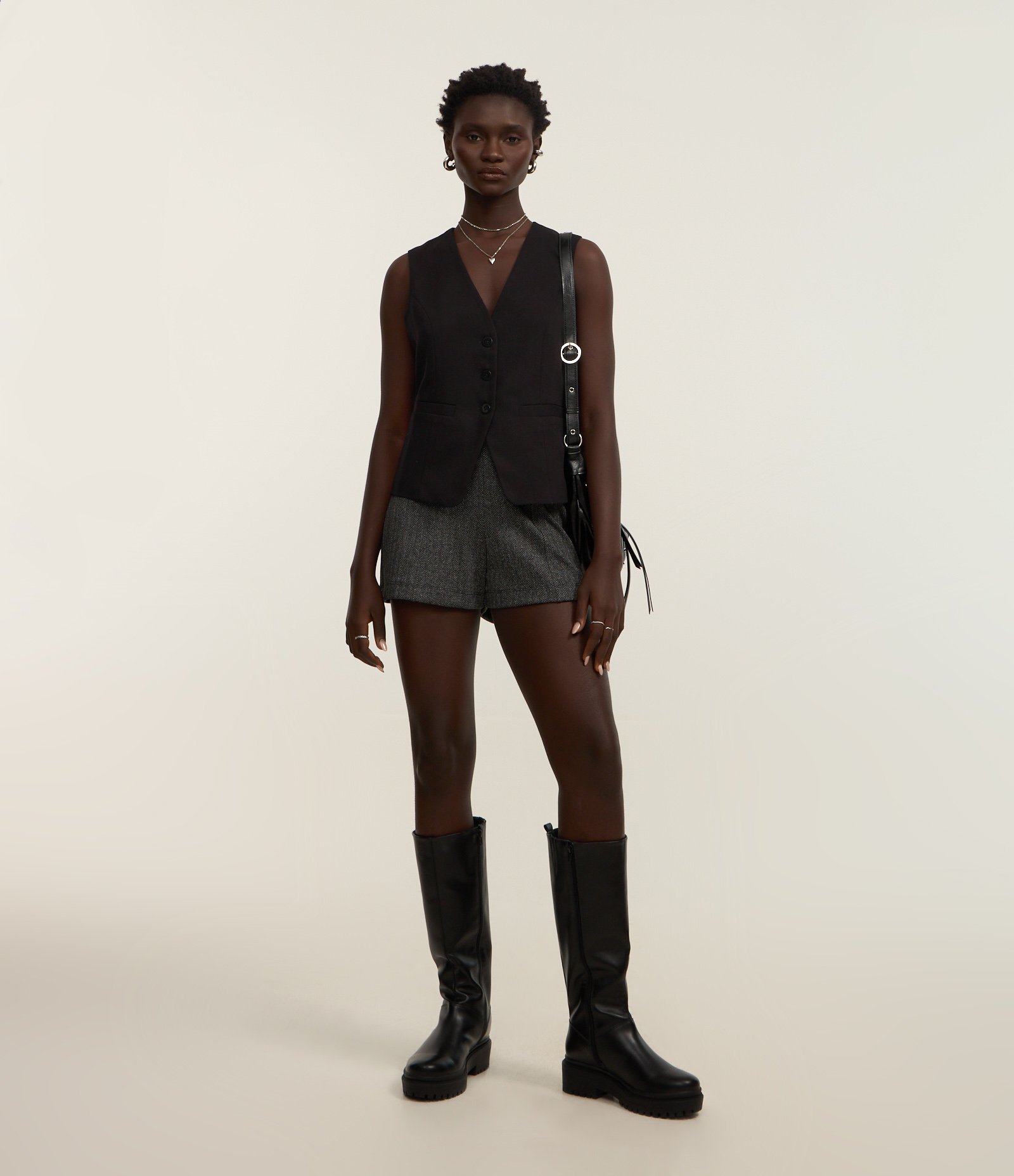 Short Curto em Jacquard Espinha de Peixe com Friso Frontal Cinza 1