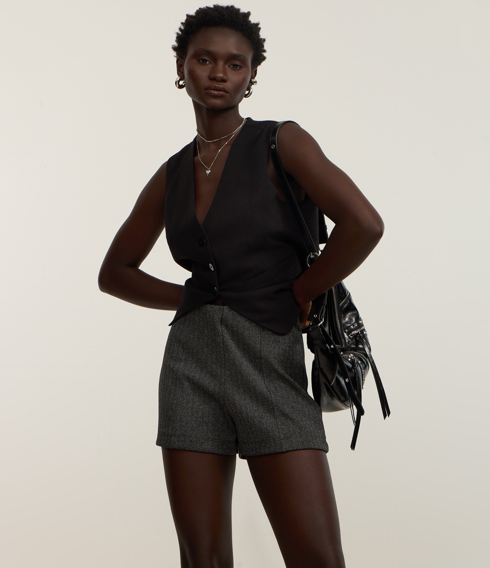 Short Curto em Jacquard Espinha de Peixe com Friso Frontal Cinza 2