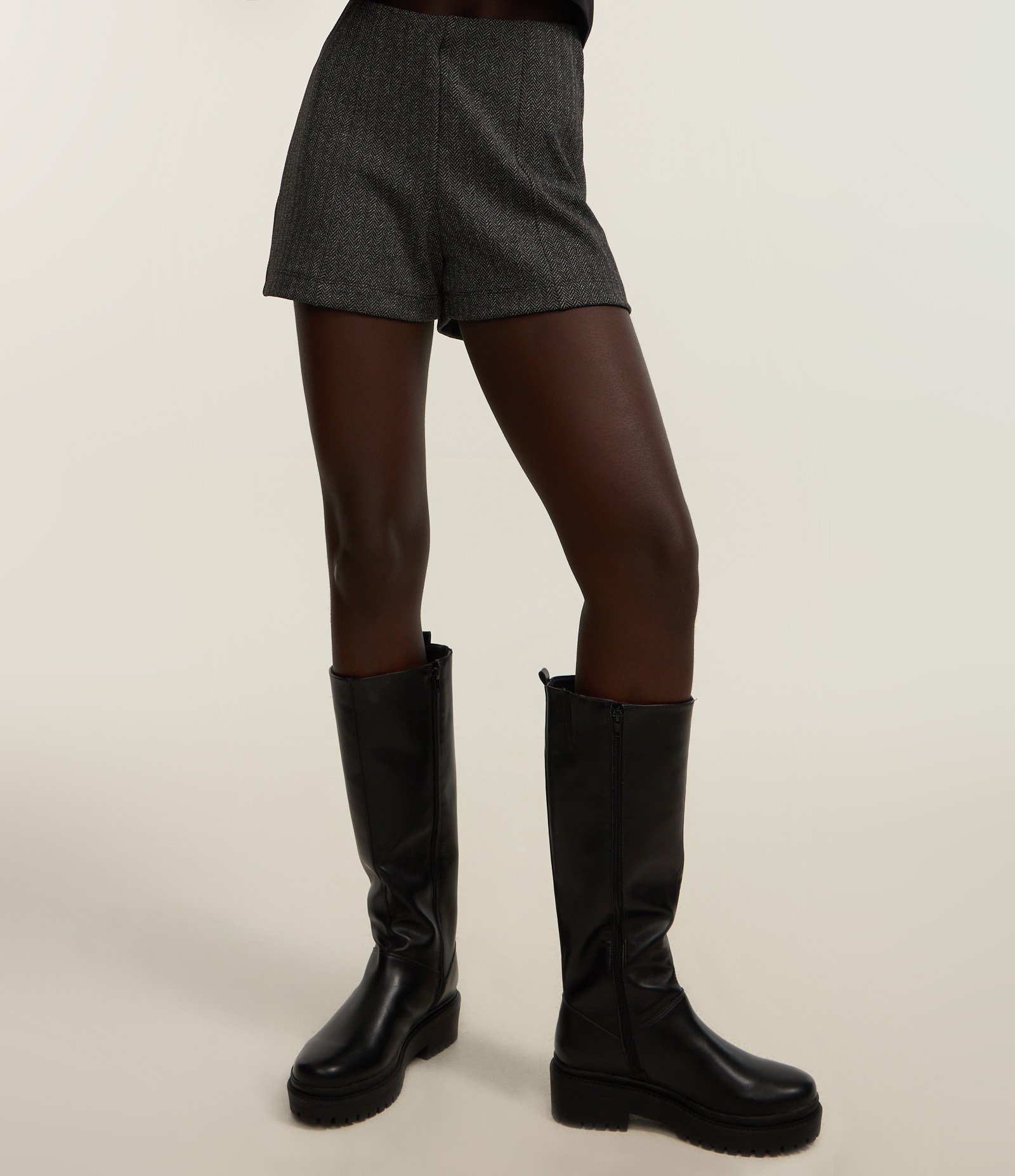 Short Curto em Jacquard Espinha de Peixe com Friso Frontal Cinza 3