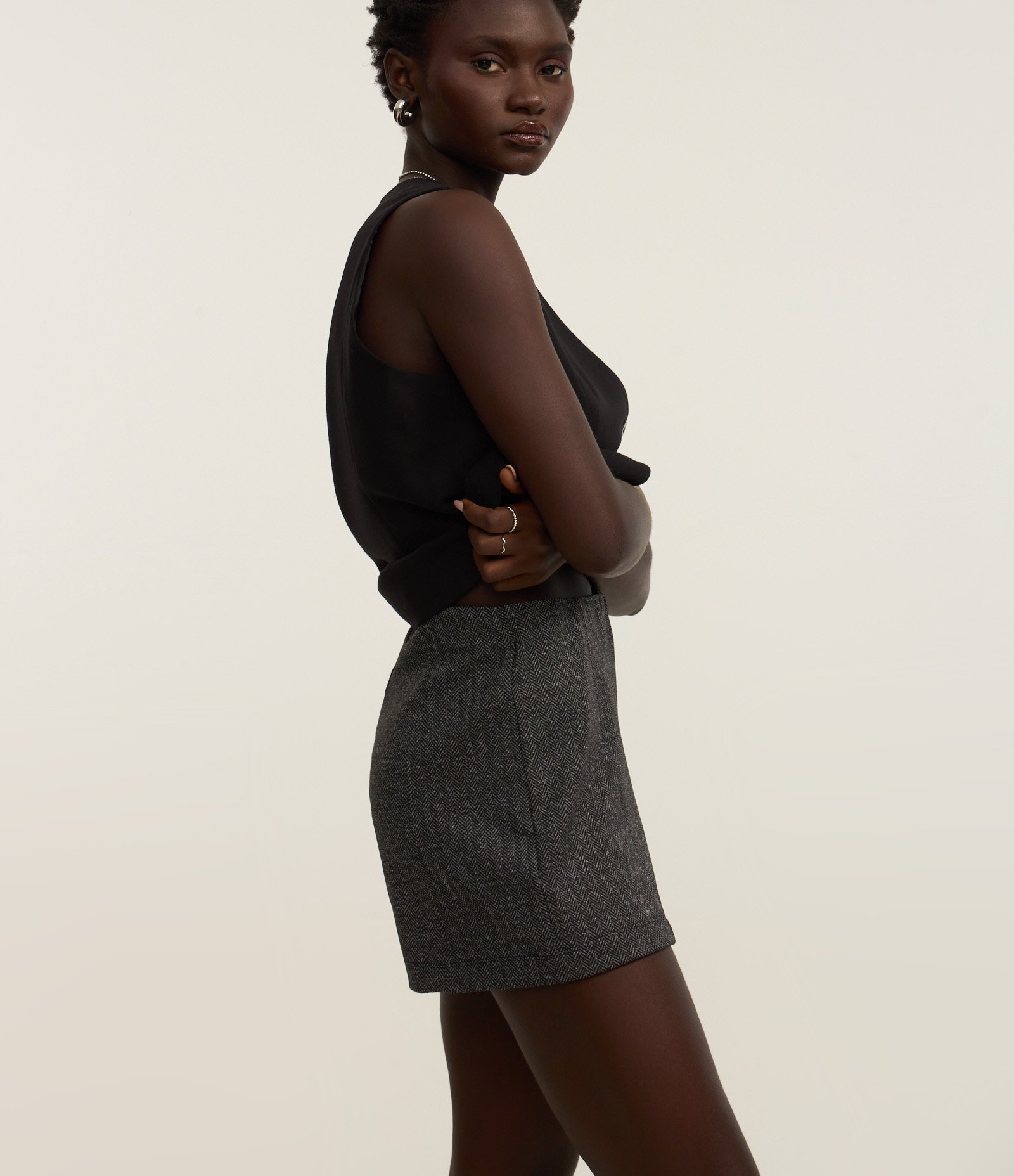 Short Curto em Jacquard Espinha de Peixe com Friso Frontal Cinza 4