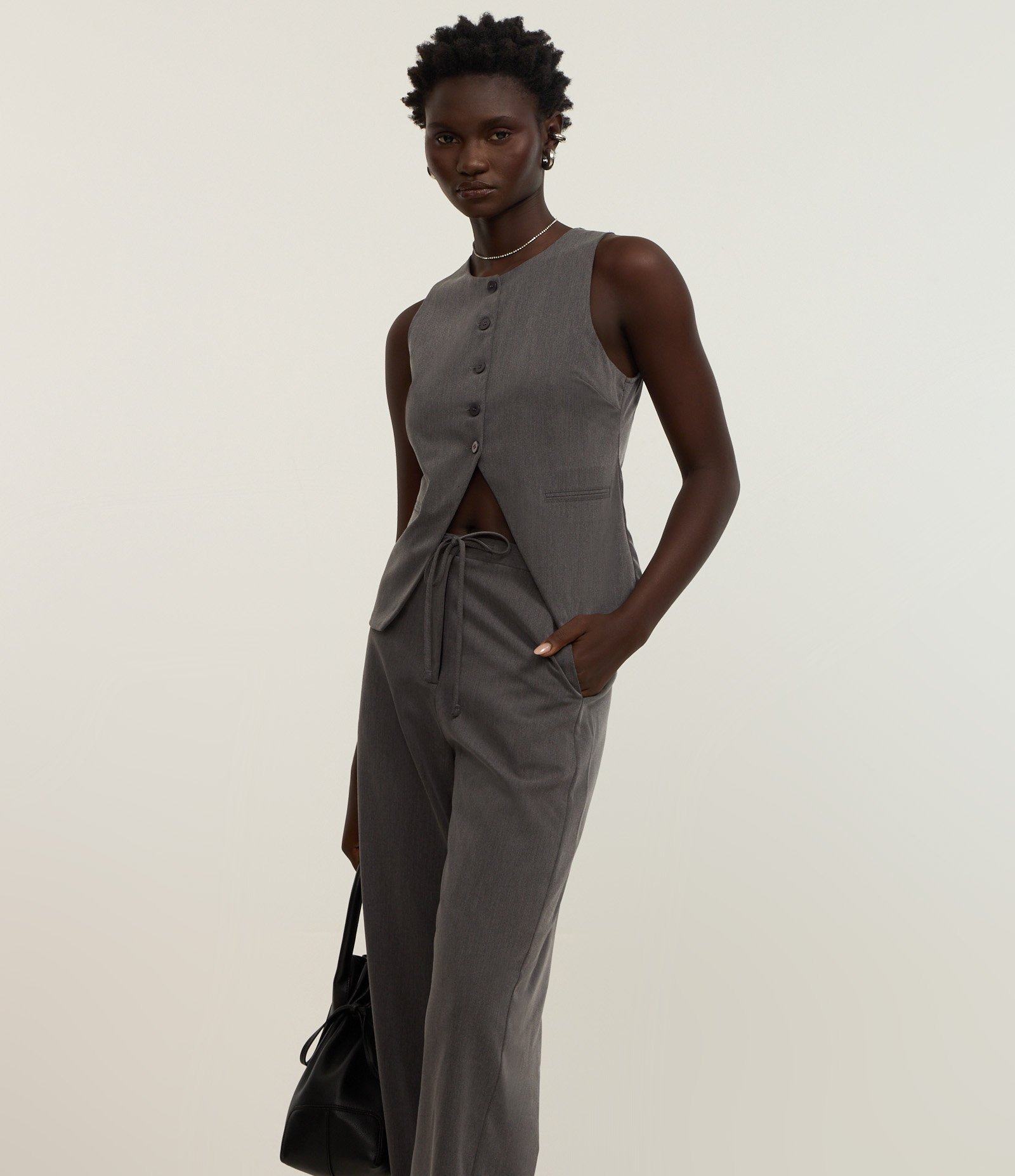 Calça Reta Alfaiatada com Amarração no Cós e Bolsos Cinza Escuro 2