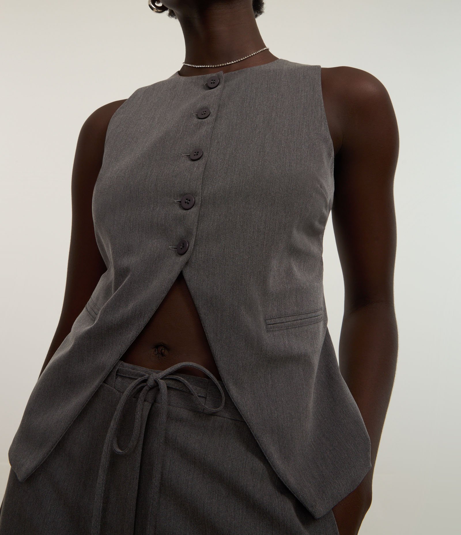 Colete Alongado em Alfaiataria com Botões e Abertura Frontal Cinza 3