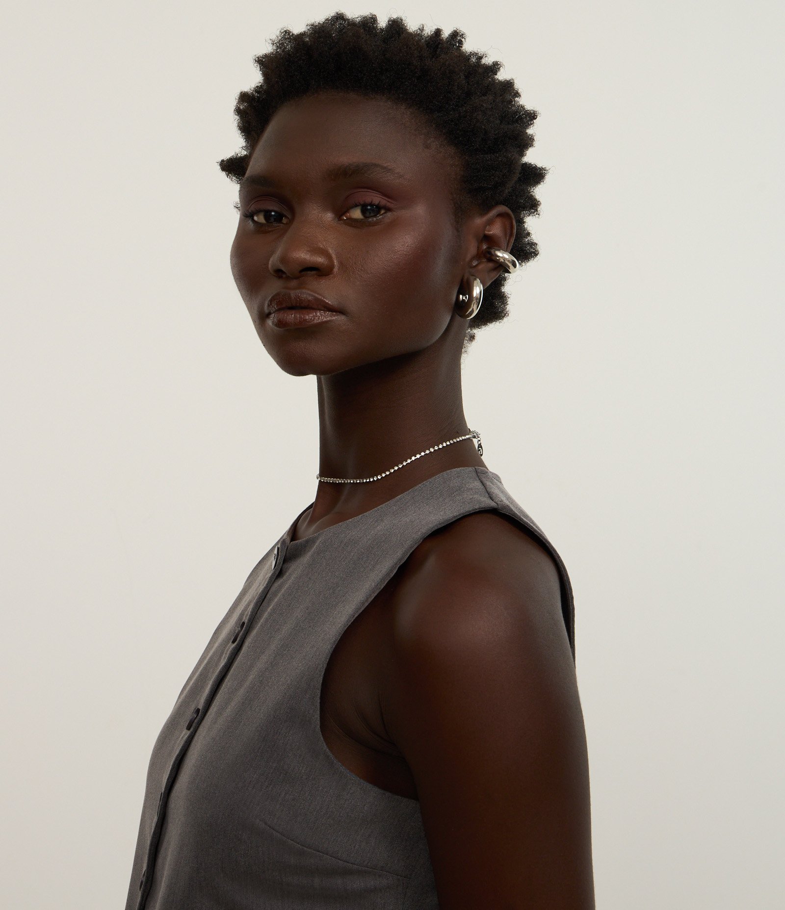 Colete Alongado em Alfaiataria com Botões e Abertura Frontal Cinza 4