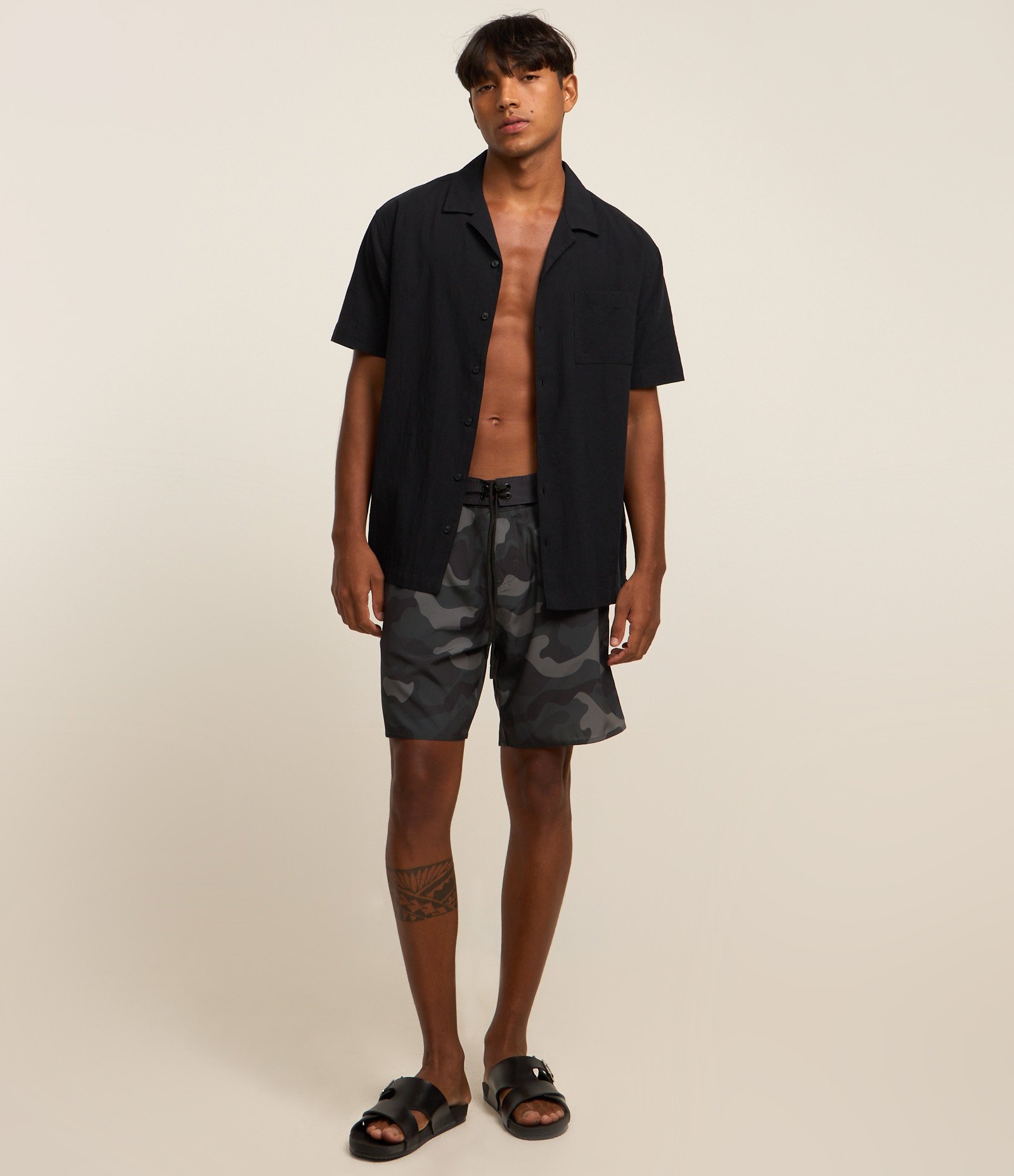 Bermuda em Microfibra com Estampa Camuflada Cinza 1