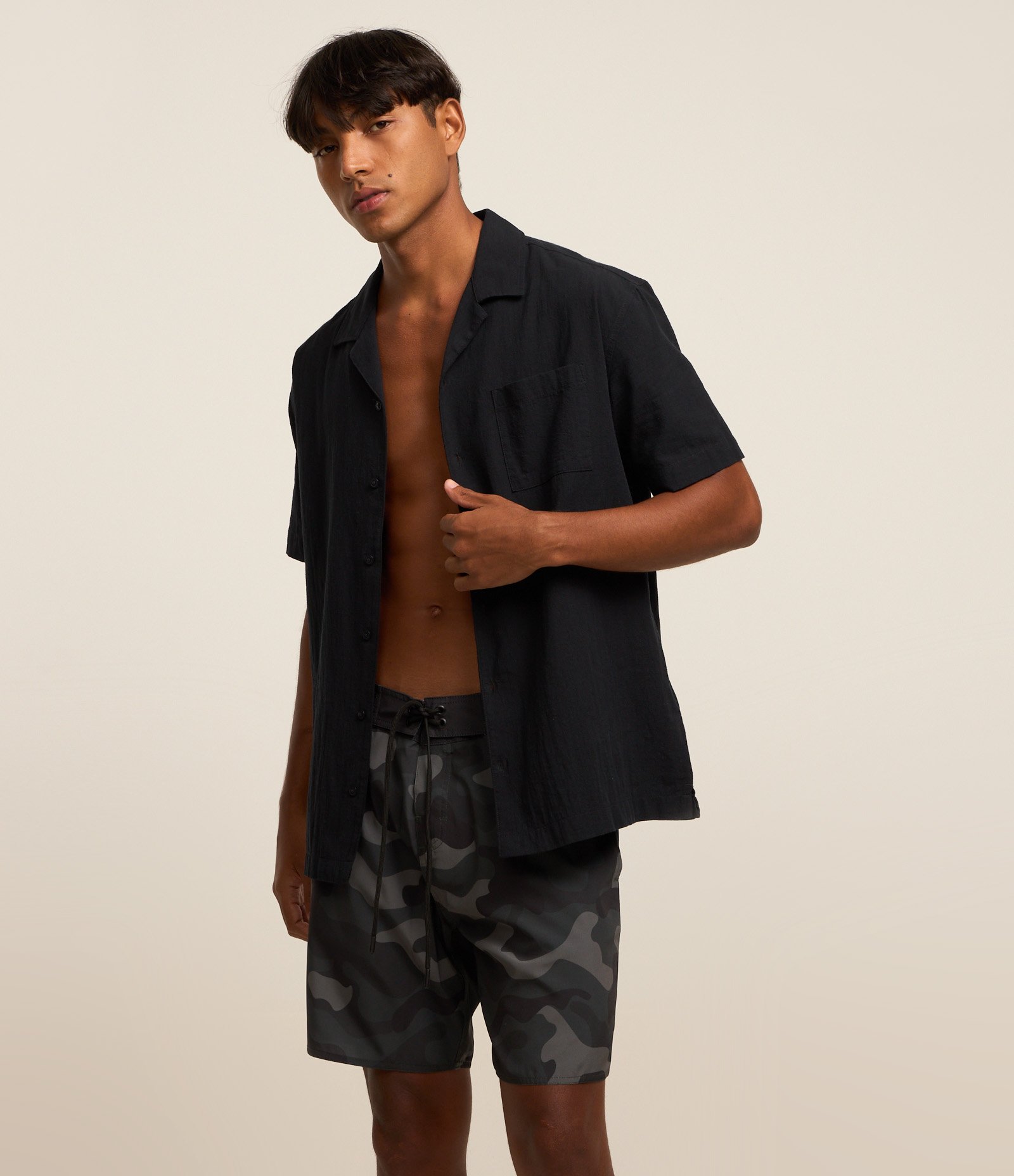 Bermuda em Microfibra com Estampa Camuflada Cinza 2