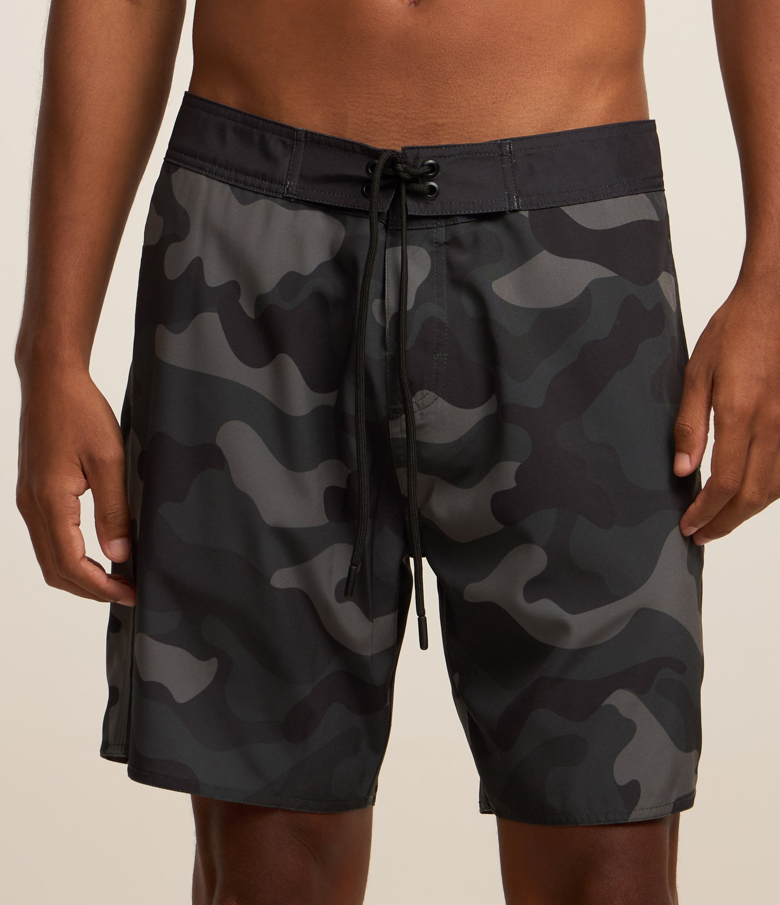 Bermuda em Microfibra com Estampa Camuflada Cinza 3