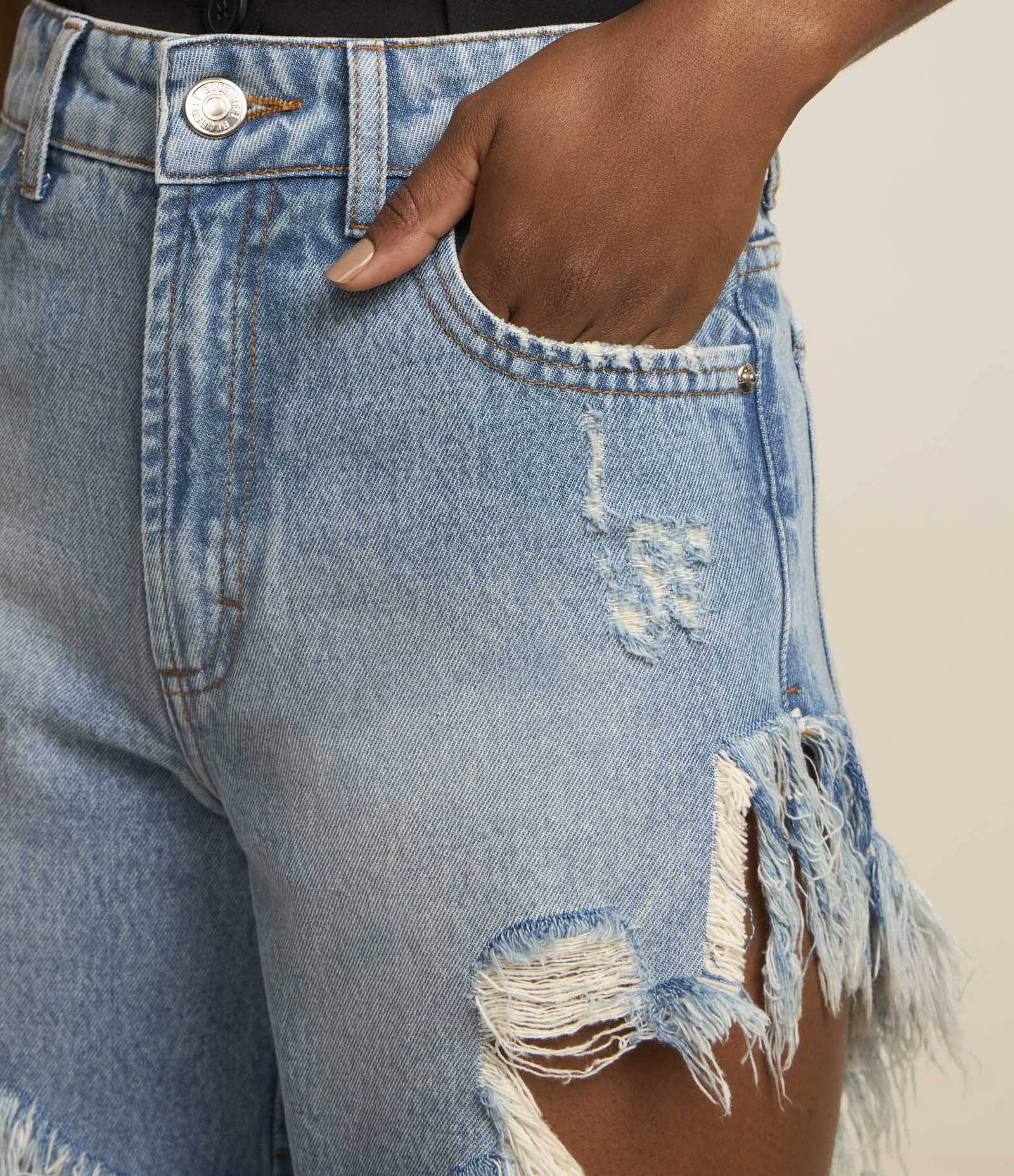 Bermuda Jeans Destroyer com Barra Desfiada Azul 4