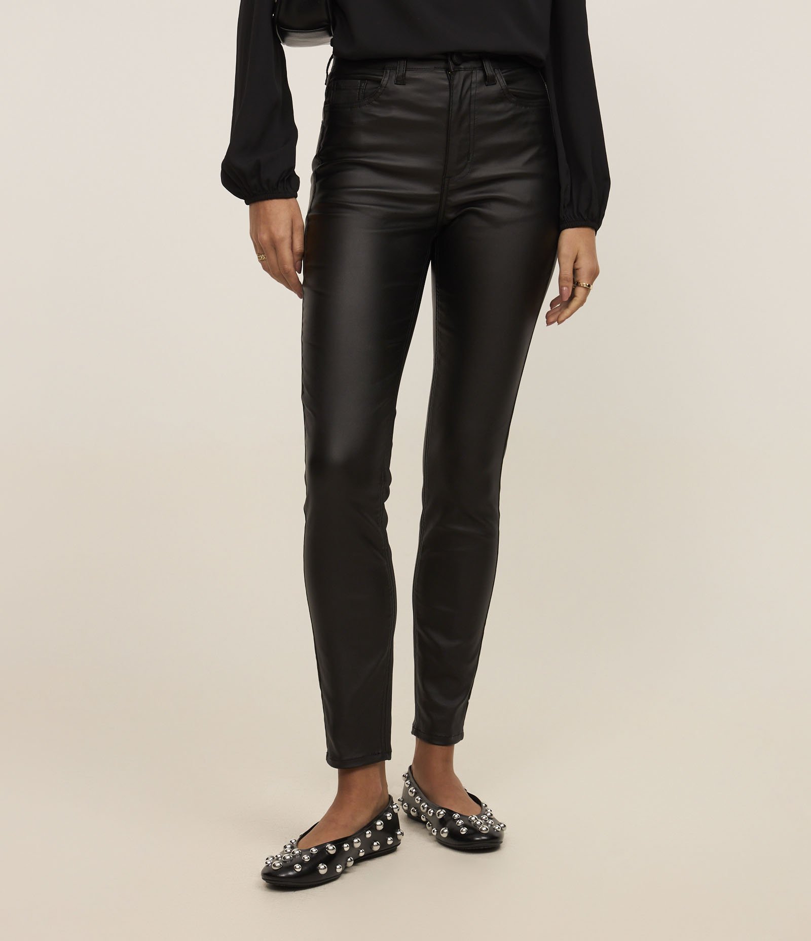 Calça Skinny em Sarja Resinada com Cintura Média Preto 3