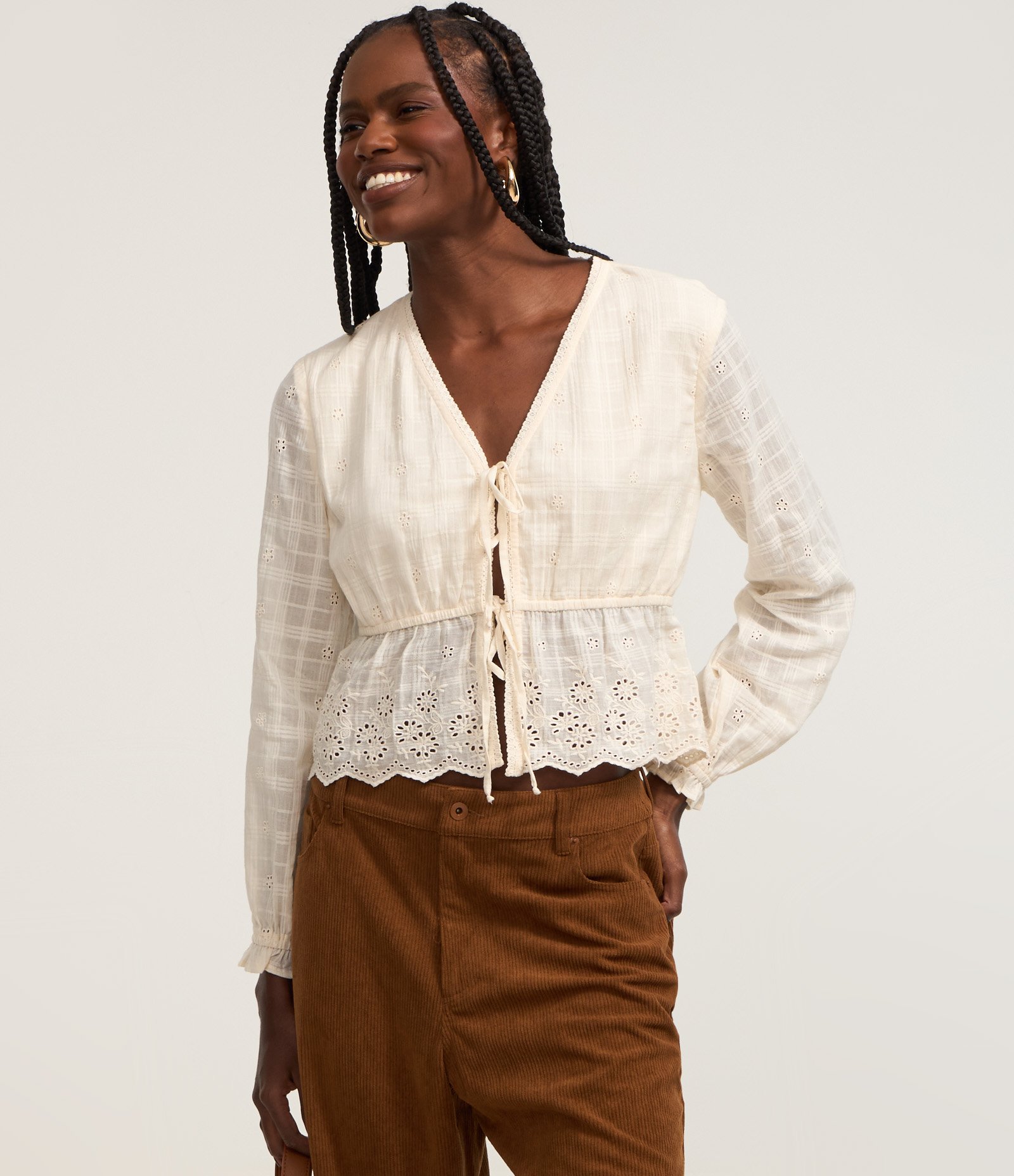 Blusa Curta em Laise com Bordado e Amarração Frontal Bege 3
