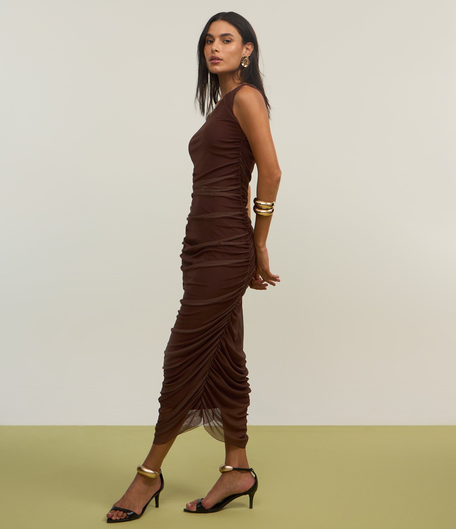 Vestido New Midi Ombro Só em Tule com Franzidos Marrom 3