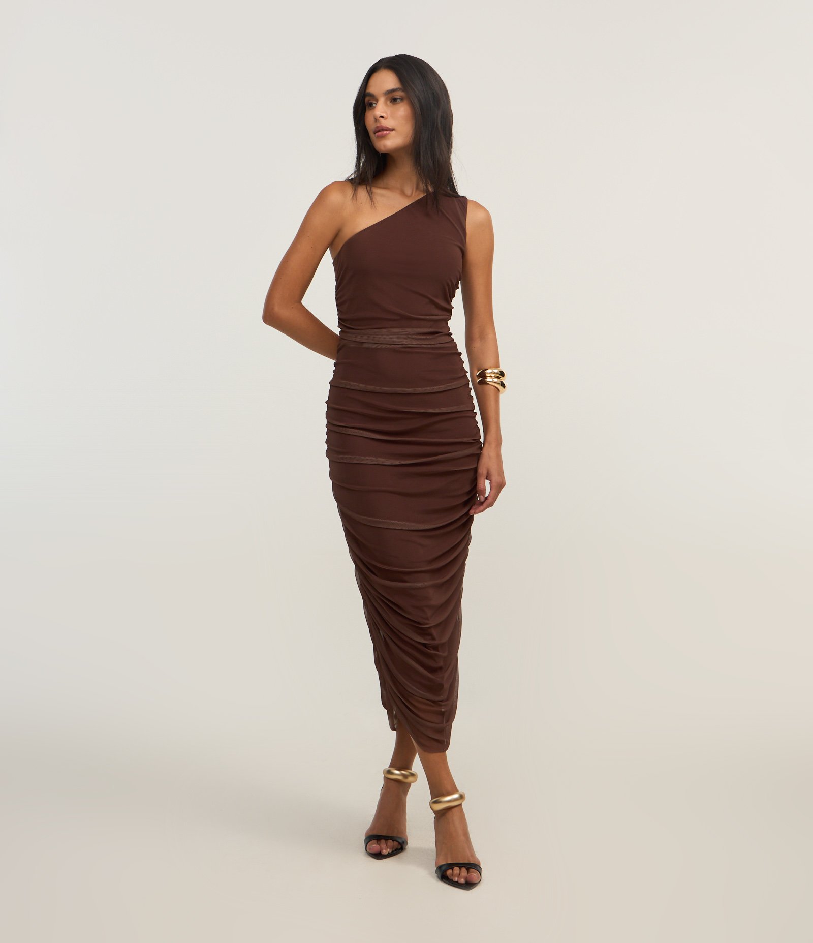 Vestido New Midi Ombro Só em Tule com Franzidos Marrom 1