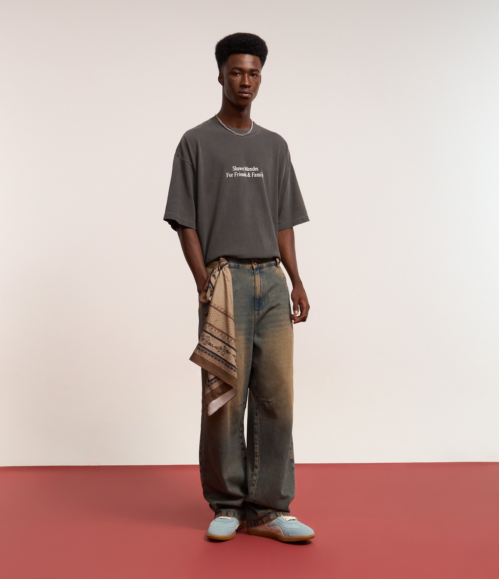 Calça Super Baggy em Jeans Dirty com Bordado no Bolso Cinza 1