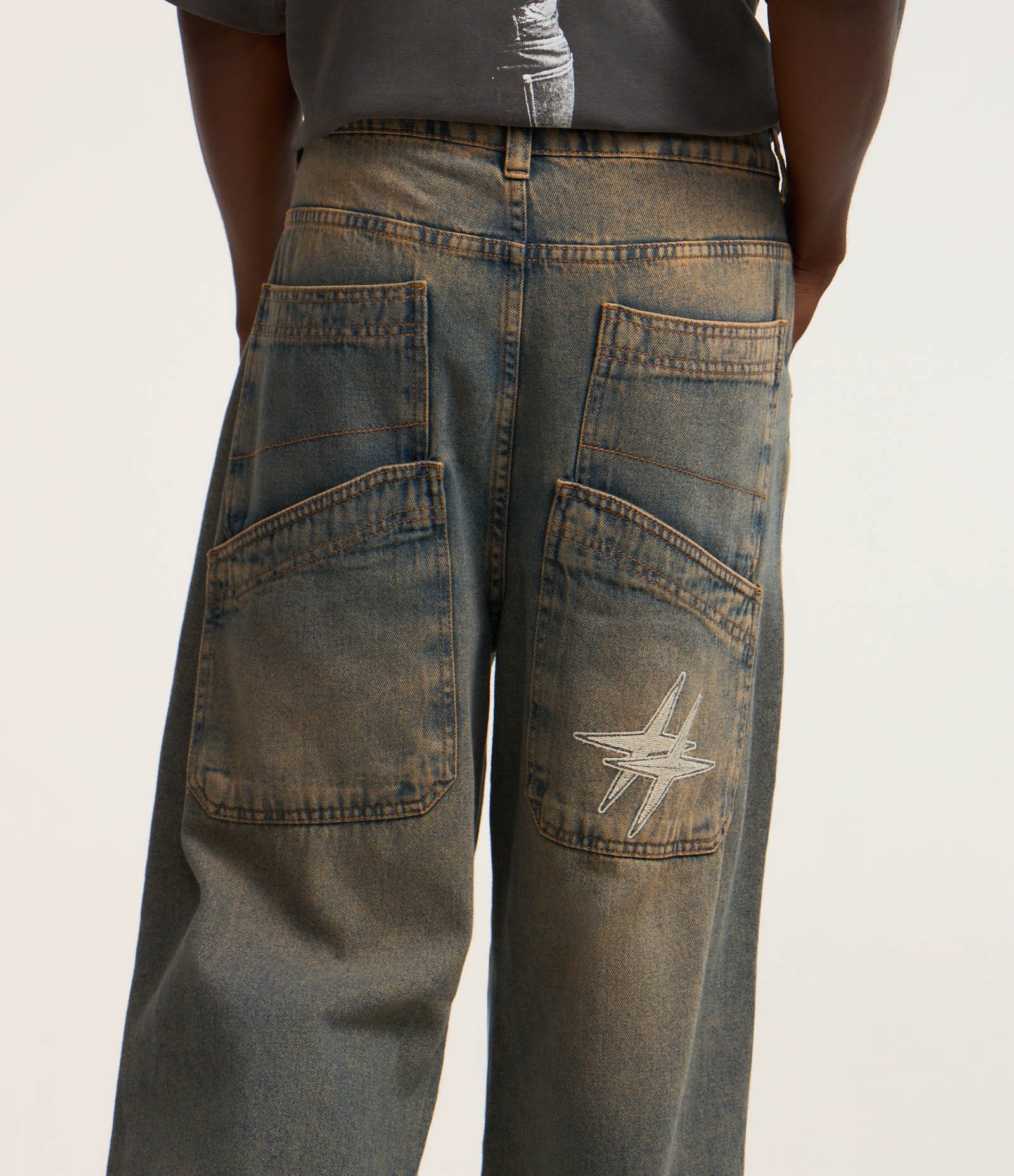 Calça Super Baggy em Jeans Dirty com Bordado no Bolso Cinza 3