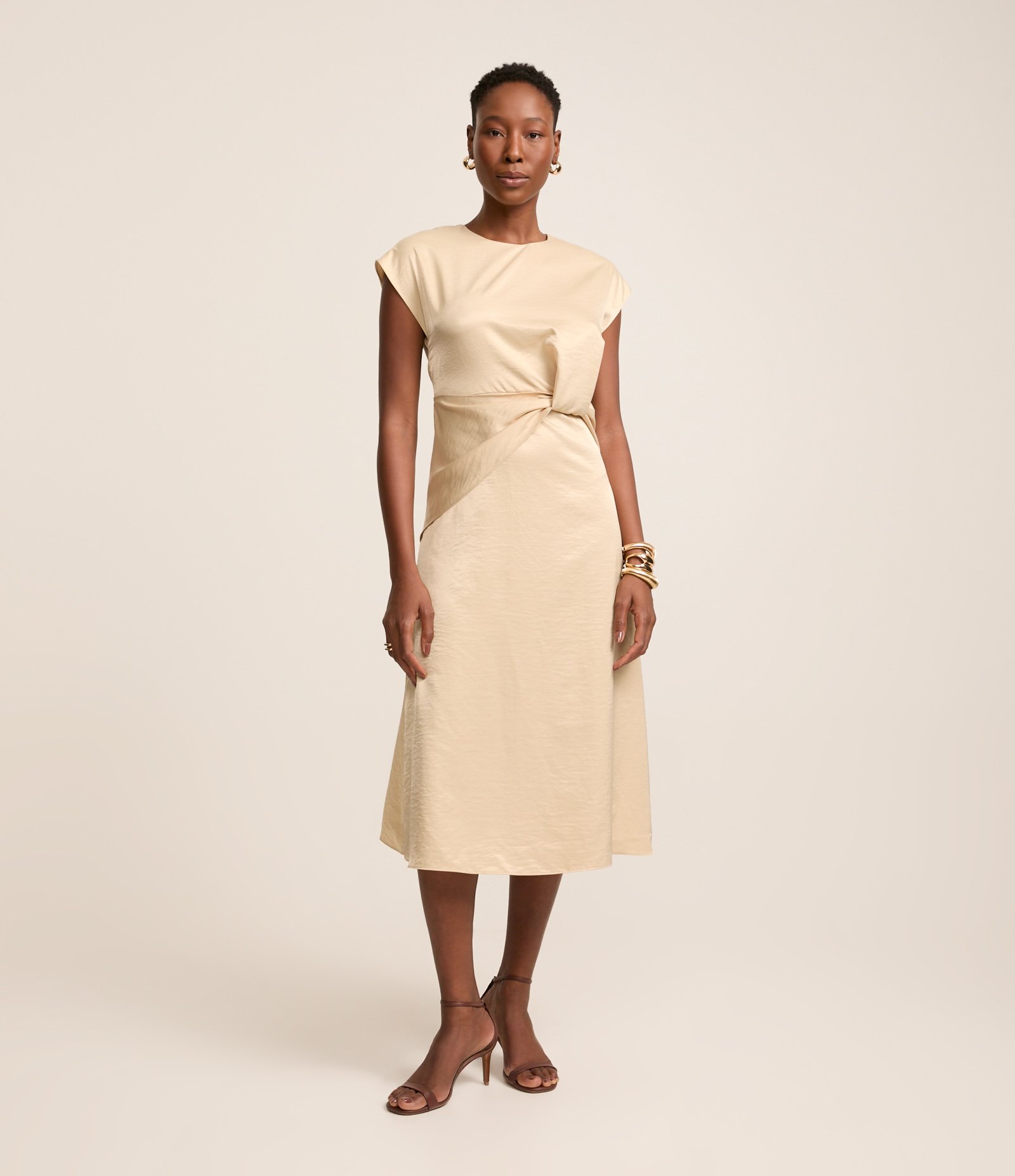 Vestido Midi Acetinado com Gola Redonda e Detalhe na Cintura Bege 1