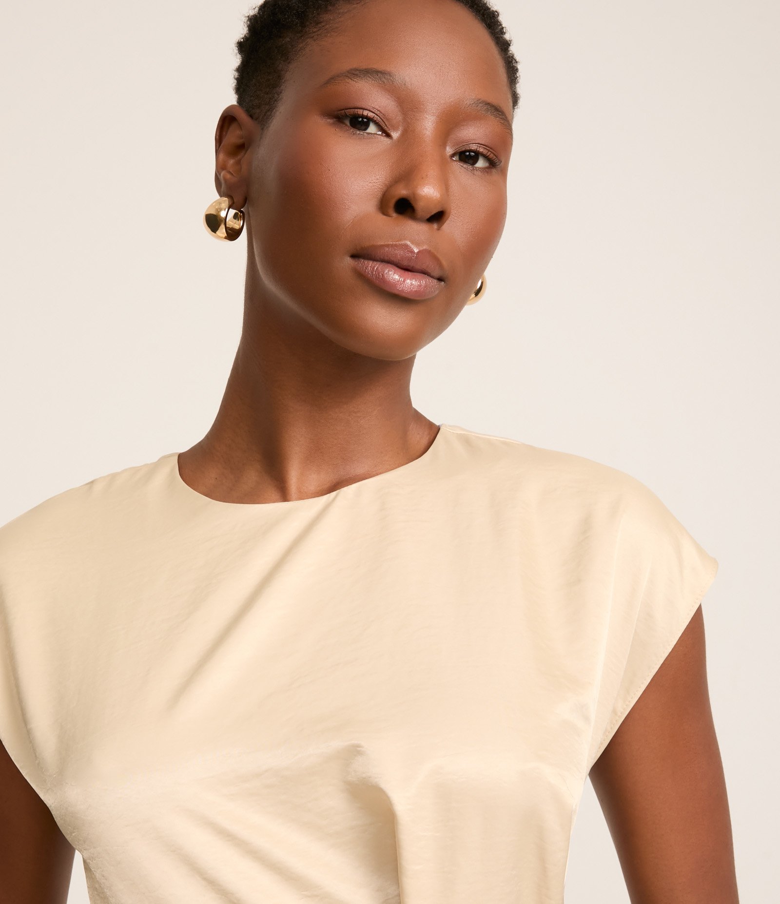 Vestido Midi Acetinado com Gola Redonda e Detalhe na Cintura Bege 3