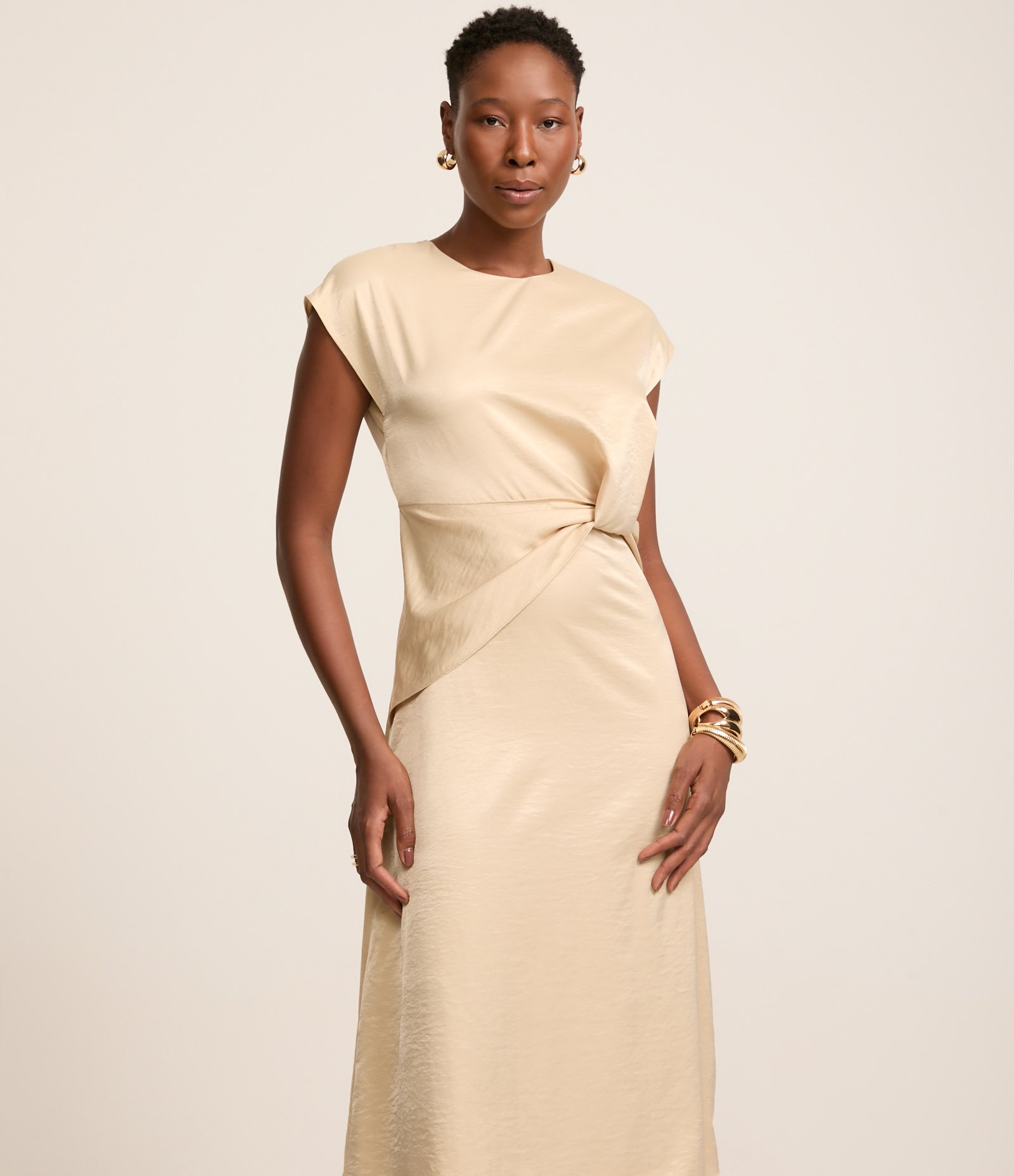 Vestido Midi Acetinado com Gola Redonda e Detalhe na Cintura Bege 4