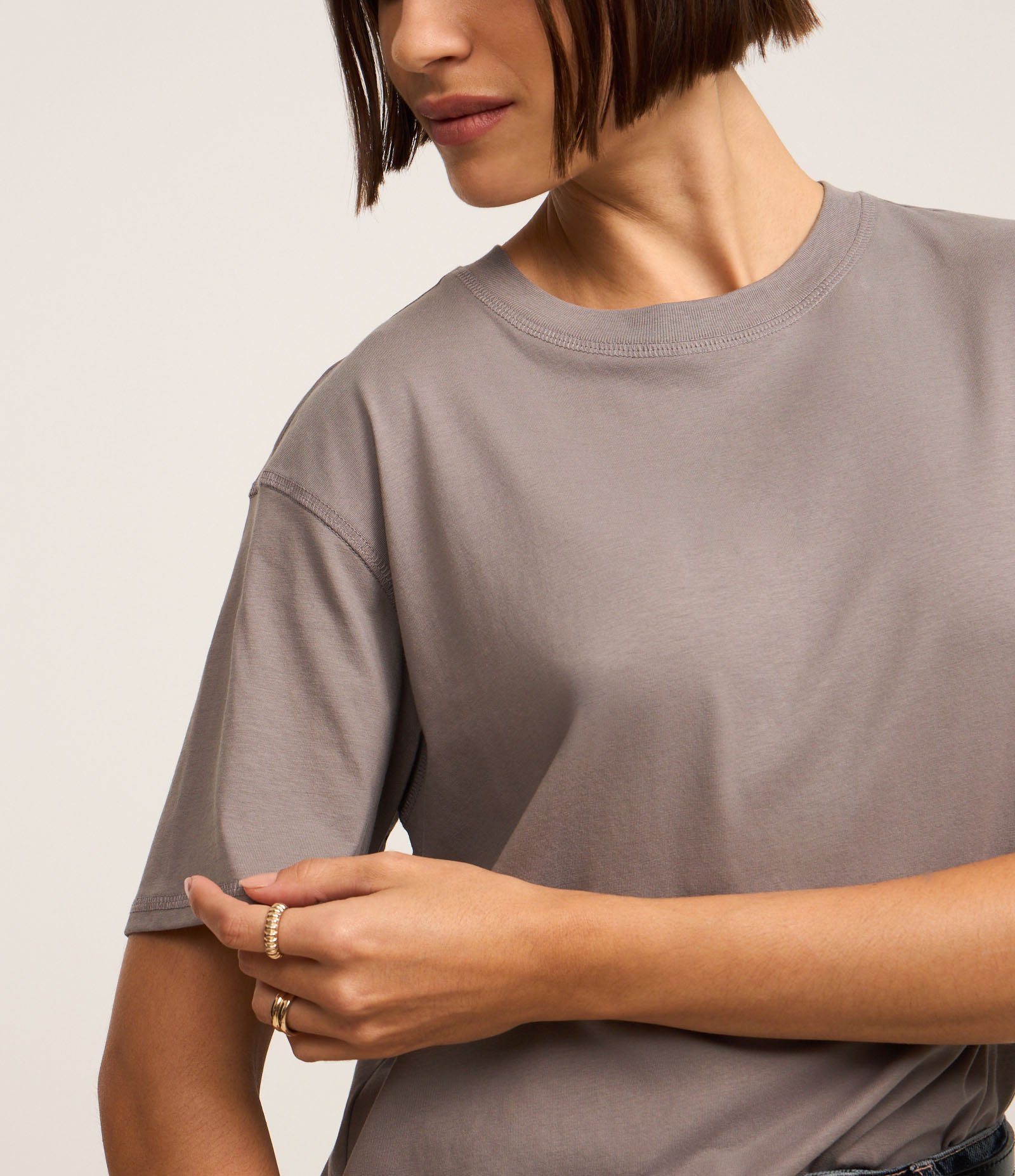 Blusa em Algodão Peruano com Recorte Pespontado nas Costas Cinza 3