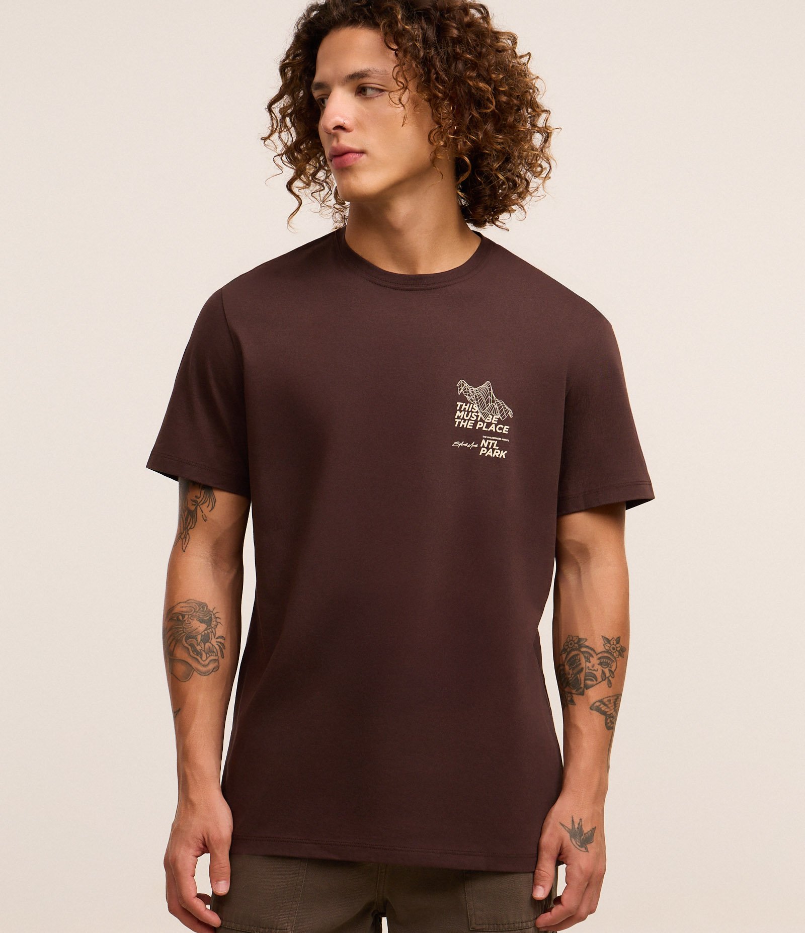 Camiseta Comfort em Algodão Peruano com Estampa Lettering Marrom 1