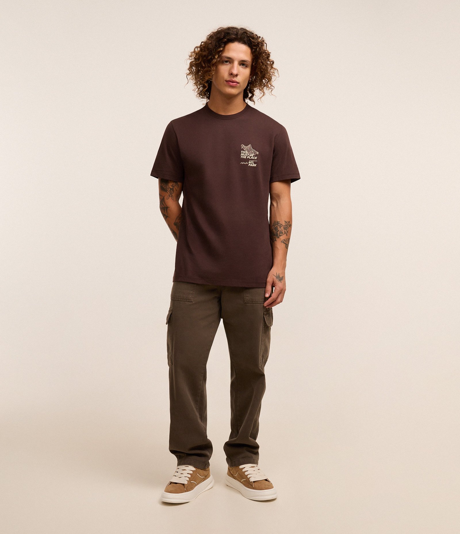 Camiseta Comfort em Algodão Peruano com Estampa Lettering Marrom 2