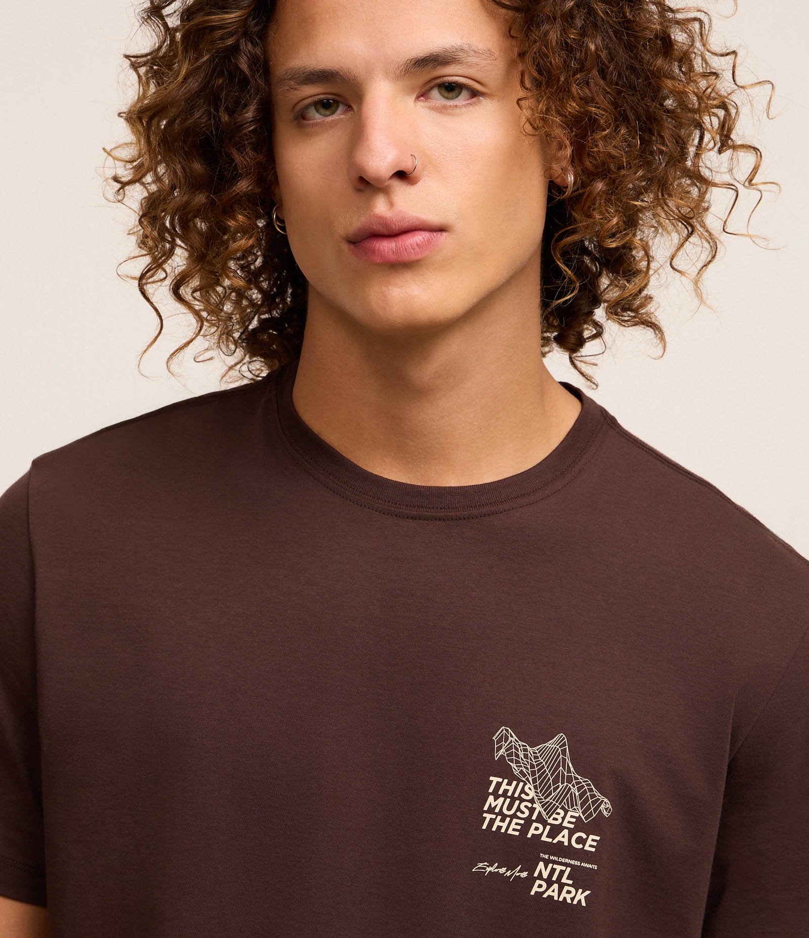 Camiseta Comfort em Algodão Peruano com Estampa Lettering Marrom 4