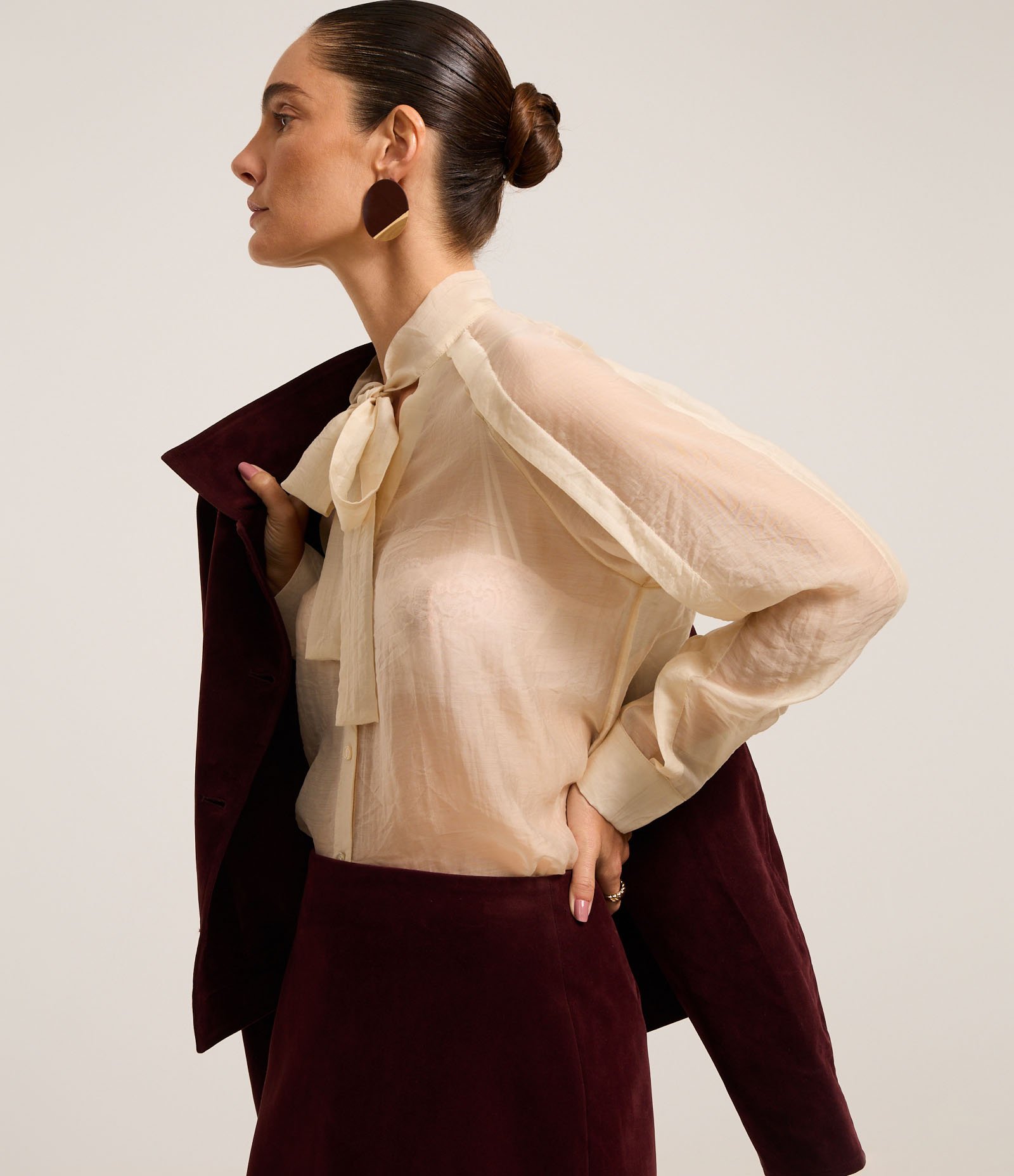 Camisa Texturizada em Voal com Gola Laço Off White 3