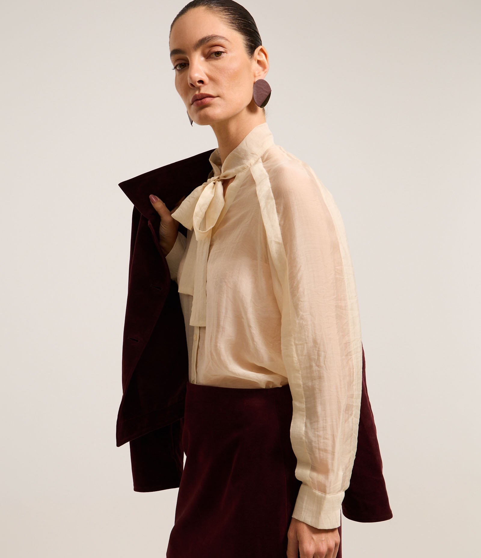 Camisa Texturizada em Voal com Gola Laço Off White 4