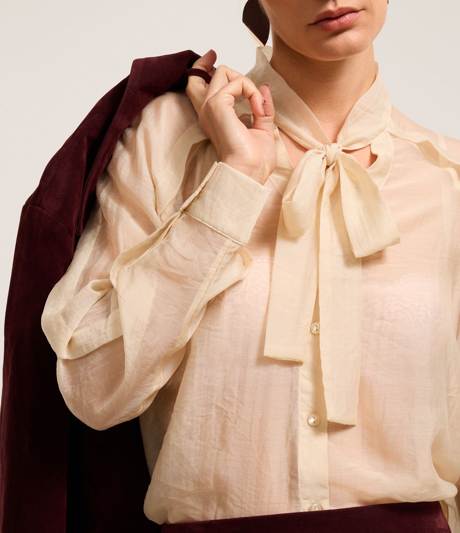 Camisa Texturizada em Voal com Gola Laço Off White 5