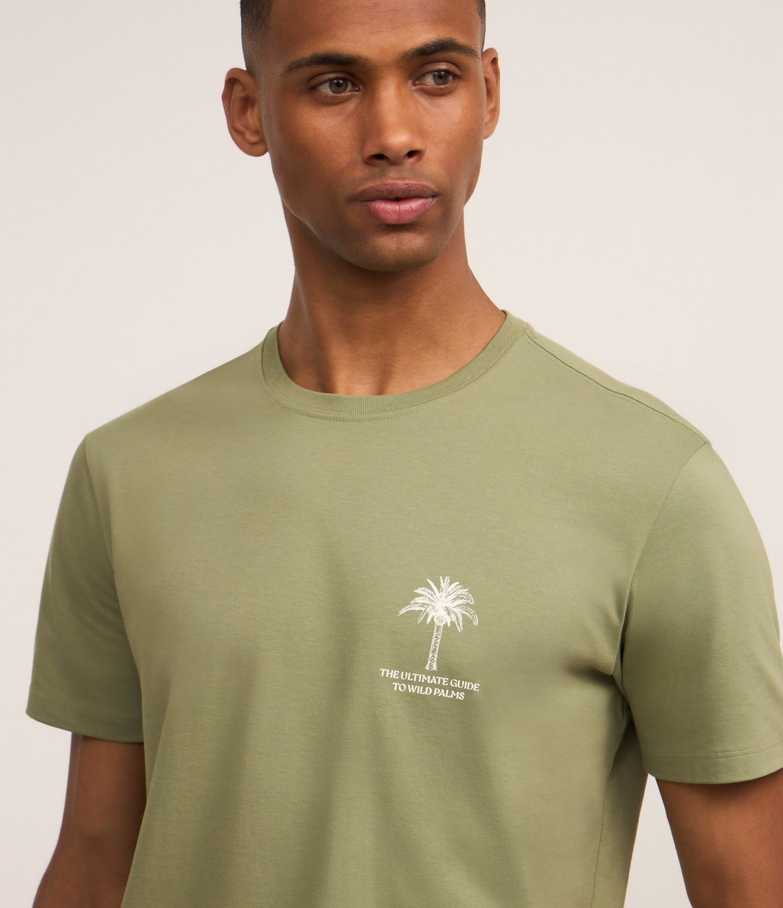 Camiseta Comfort em Algodão Peruano com Estampa de Coqueiros Verde 4