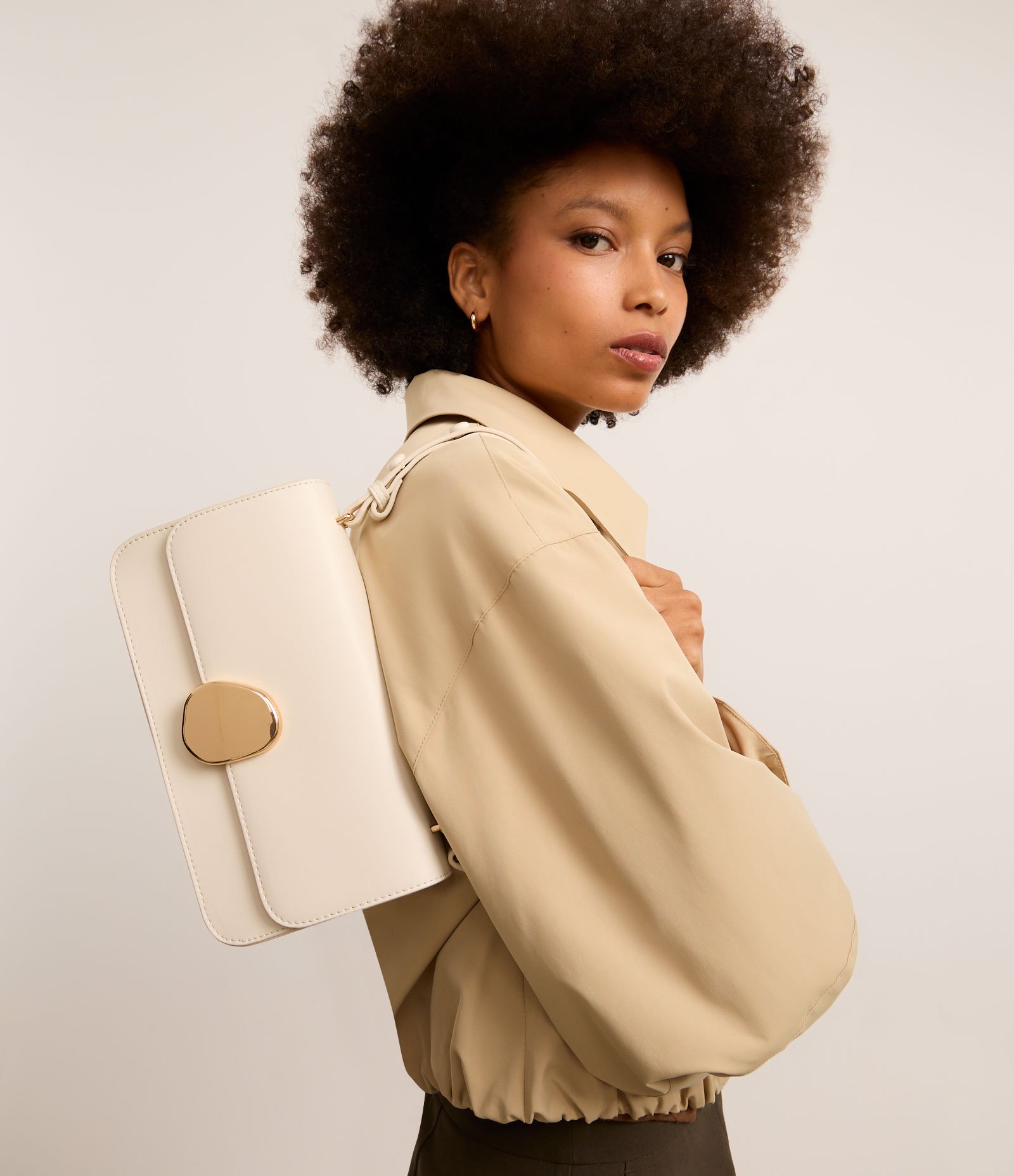 Bolsa Shoulder Média com Tampa e Detalhe Metalizado Off White 1