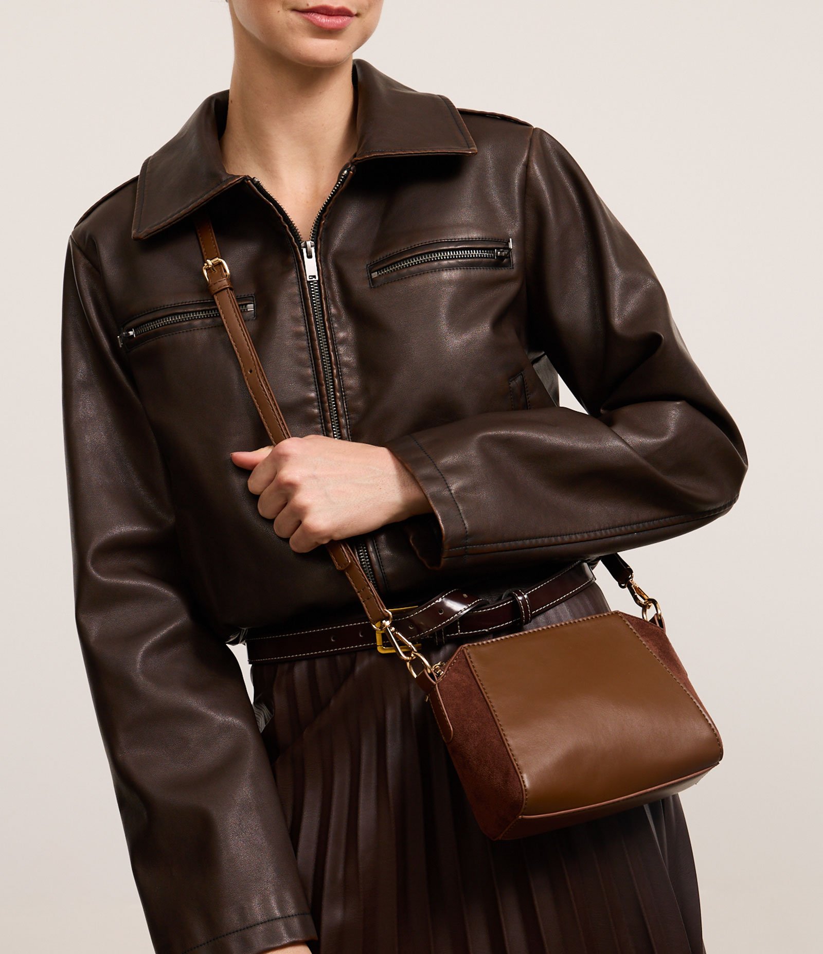 Bolsa Transversal com Fechamento por Zíper Marrom Escuro 1