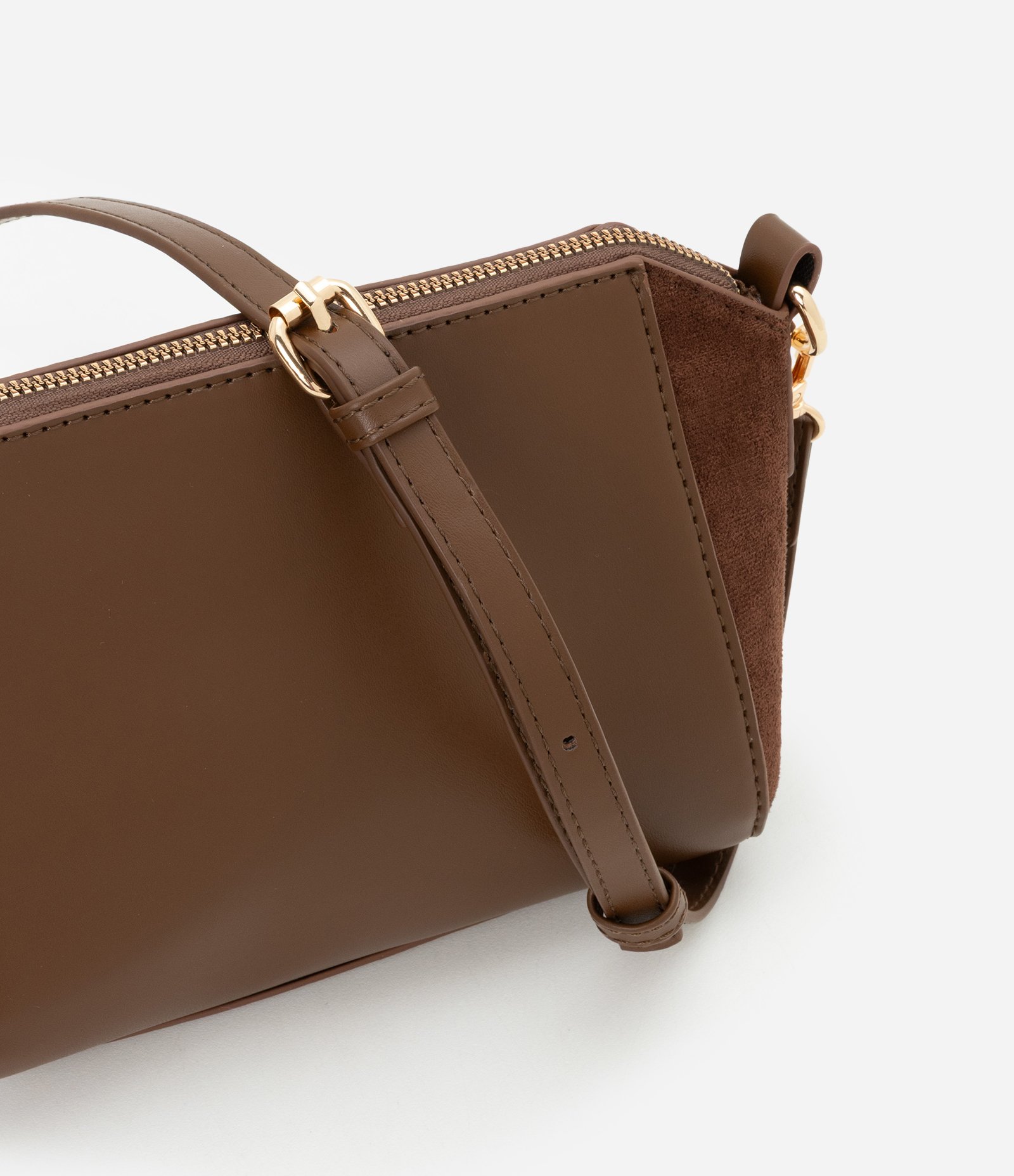 Bolsa Transversal com Fechamento por Zíper Marrom Escuro 5