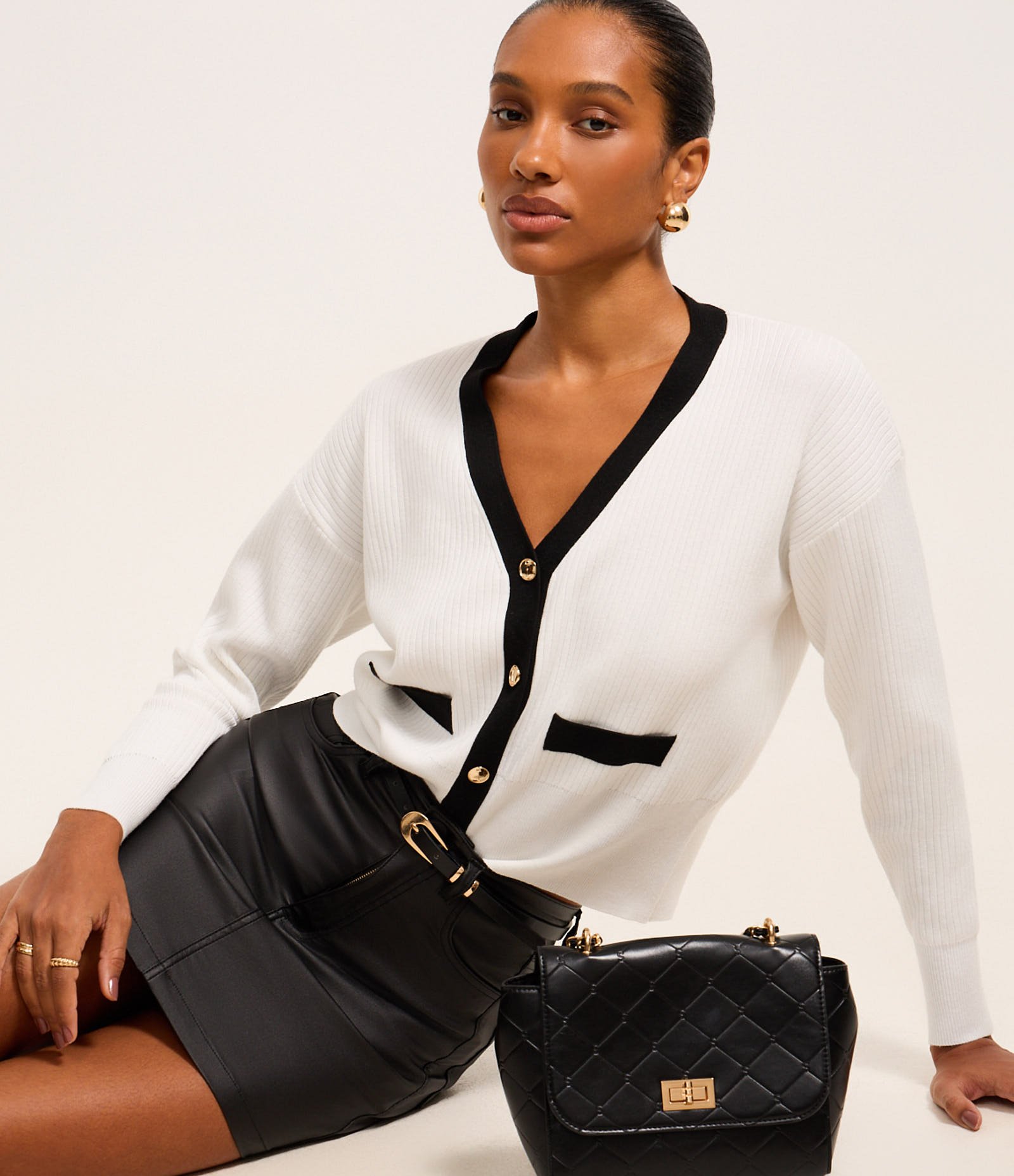 Saia Curta Jeans Resinado com Cintura Alta Preto 5