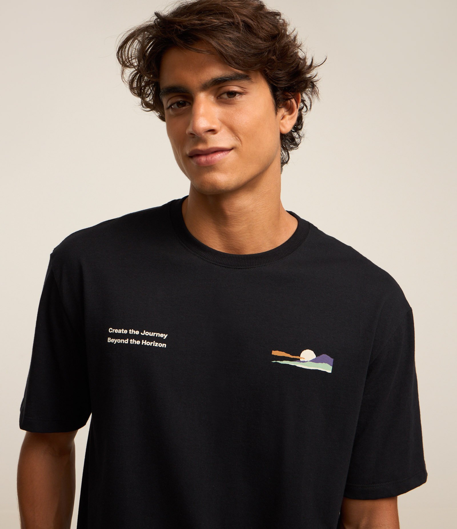 Camiseta Relaxed em Algodão com Estampa de Montanha Preto 4