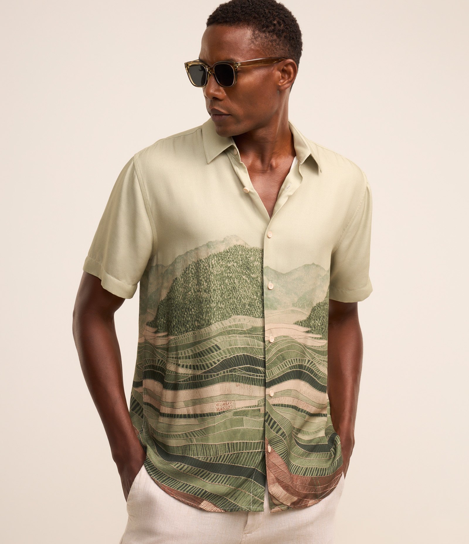 Camisa Comfort em Voil com Estampa de Cenário Cinza 1