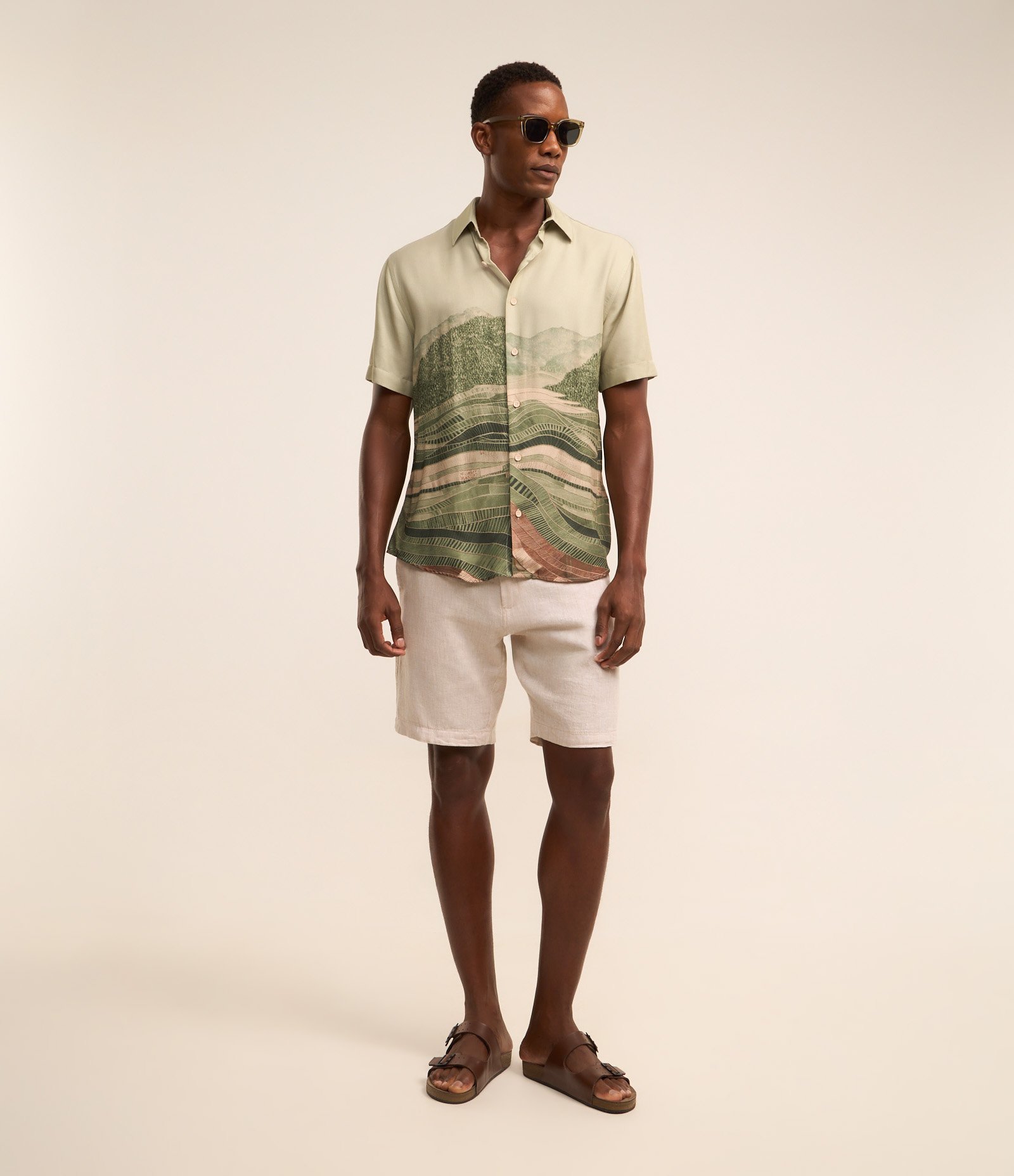 Camisa Comfort em Voil com Estampa de Cenário Cinza 2