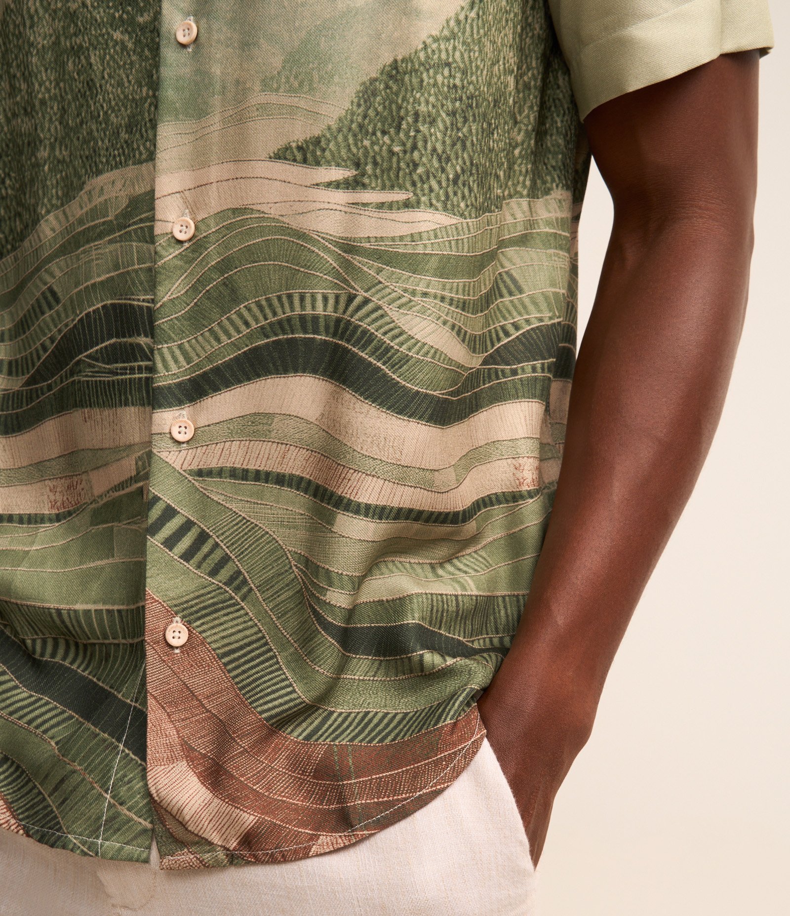 Camisa Comfort em Voil com Estampa de Cenário Cinza 4