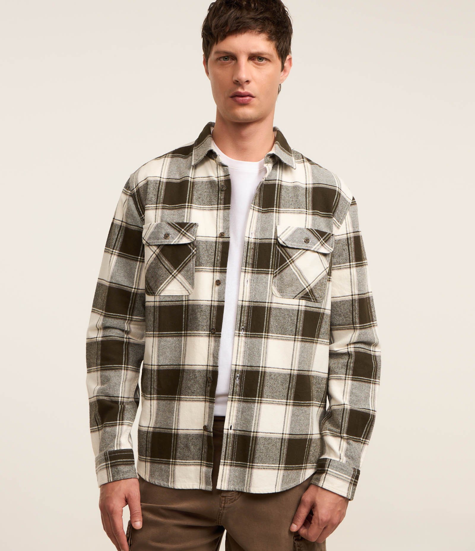 Camisa Comfort em Flanela com Estampa Xadrez e Bolsos Frontais Marrom 1